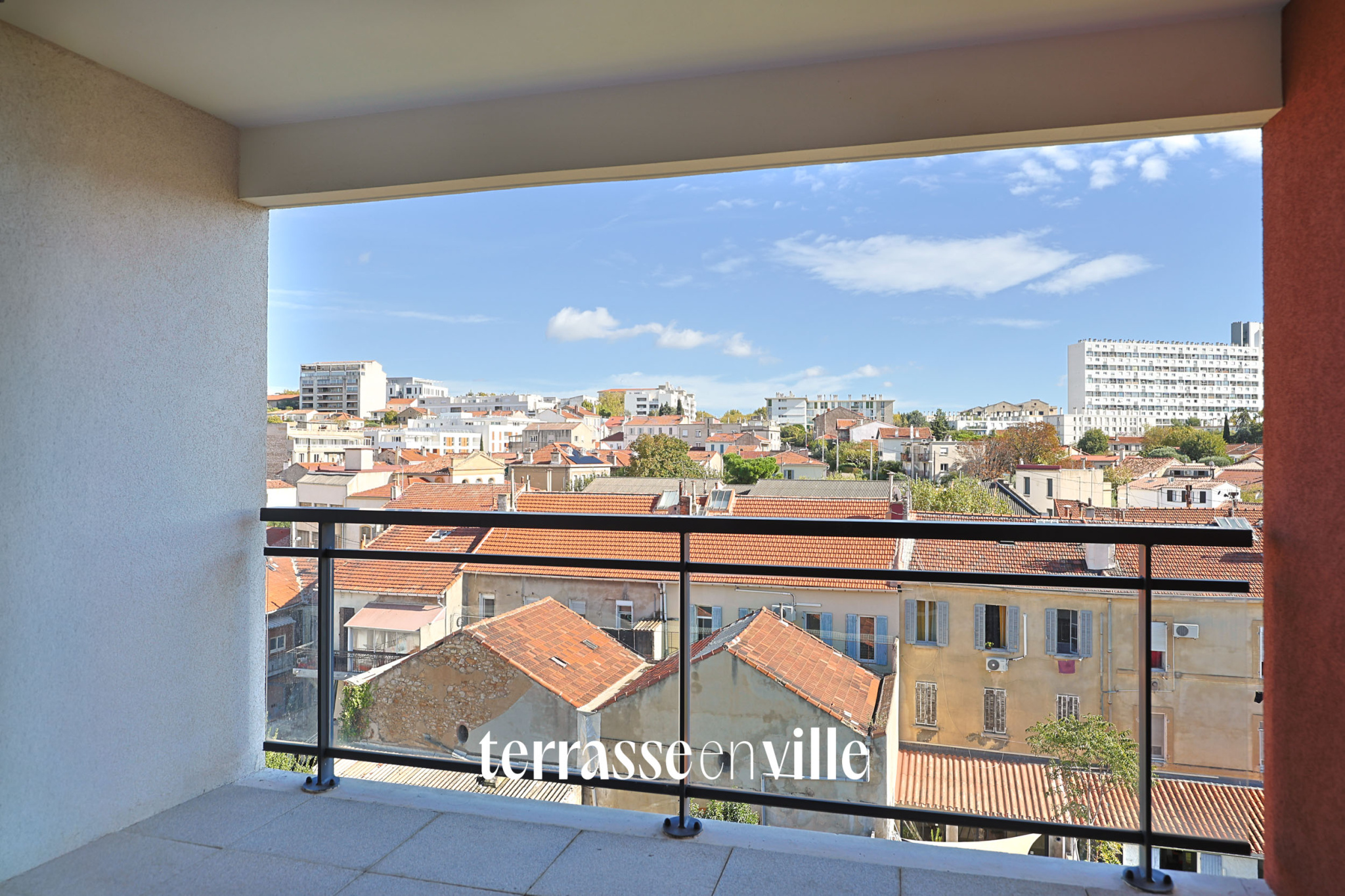 EXCLUSIVITE - CHARTREUX-  T2  - 47M2 - DERNIER ETAGE  - TERRASSE- 10M2 - PARKING - 200 000 €