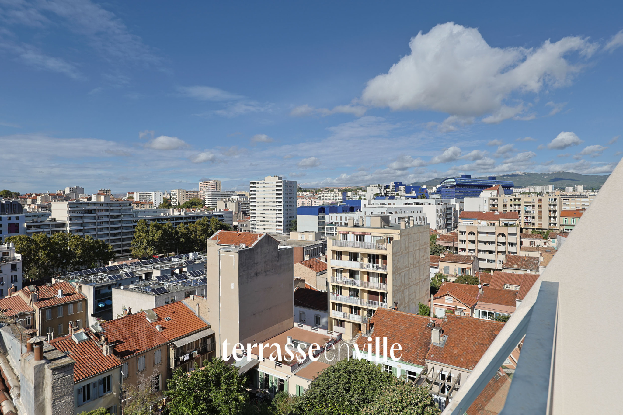 EXCLUSIVITE - CHARTREUX-  T2  - 47M2 - DERNIER ETAGE  - TERRASSE- 10M2 - PARKING - 200 000 €