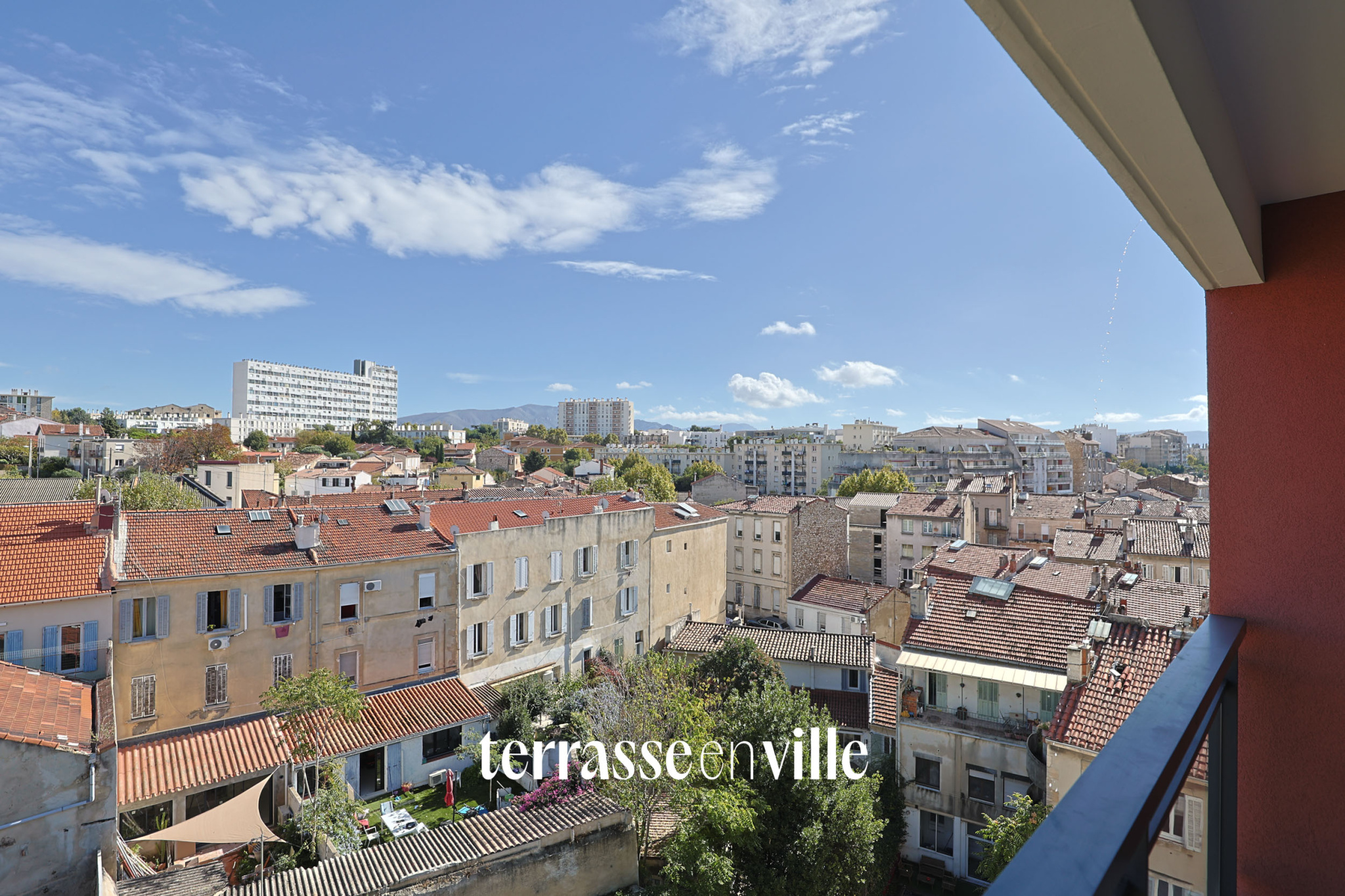 EXCLUSIVITE - CHARTREUX-  T2  - 47M2 - DERNIER ETAGE  - TERRASSE- 10M2 - PARKING - 200 000 €