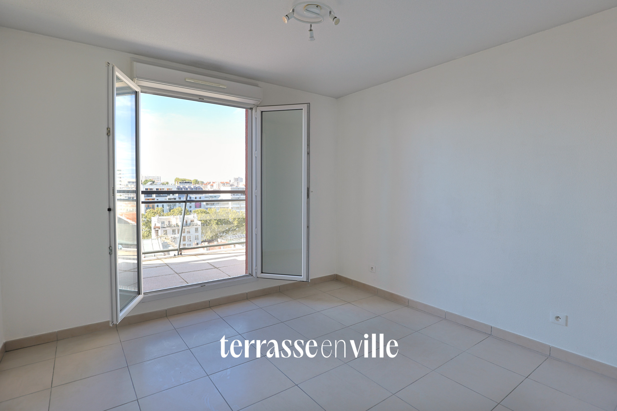 EXCLUSIVITE - CHARTREUX-  T2  - 47M2 - DERNIER ETAGE  - TERRASSE- 10M2 - PARKING - 200 000 €