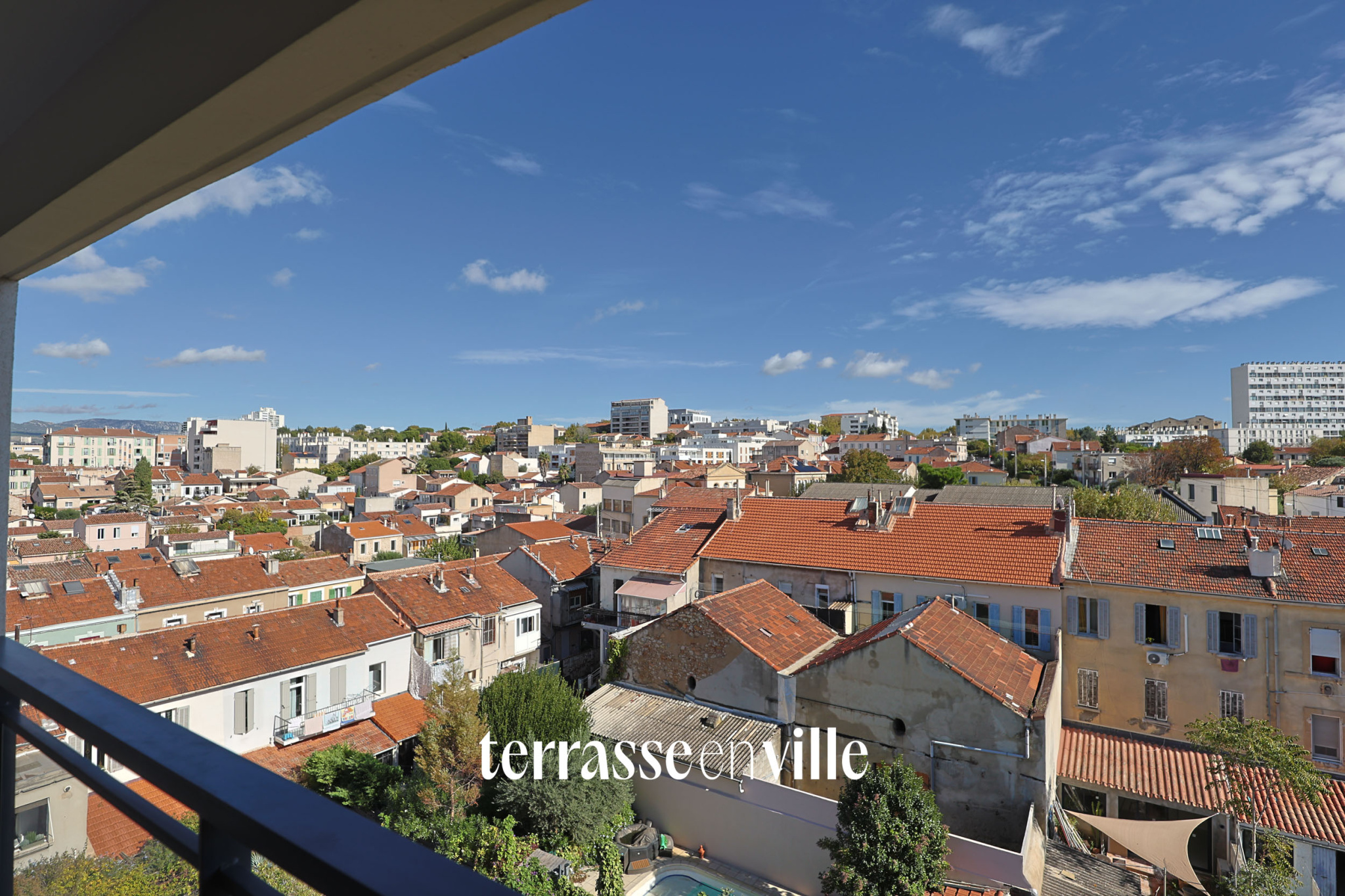 EXCLUSIVITE - CHARTREUX-  T2  - 47M2 - DERNIER ETAGE  - TERRASSE- 10M2 - PARKING - 200 000 €