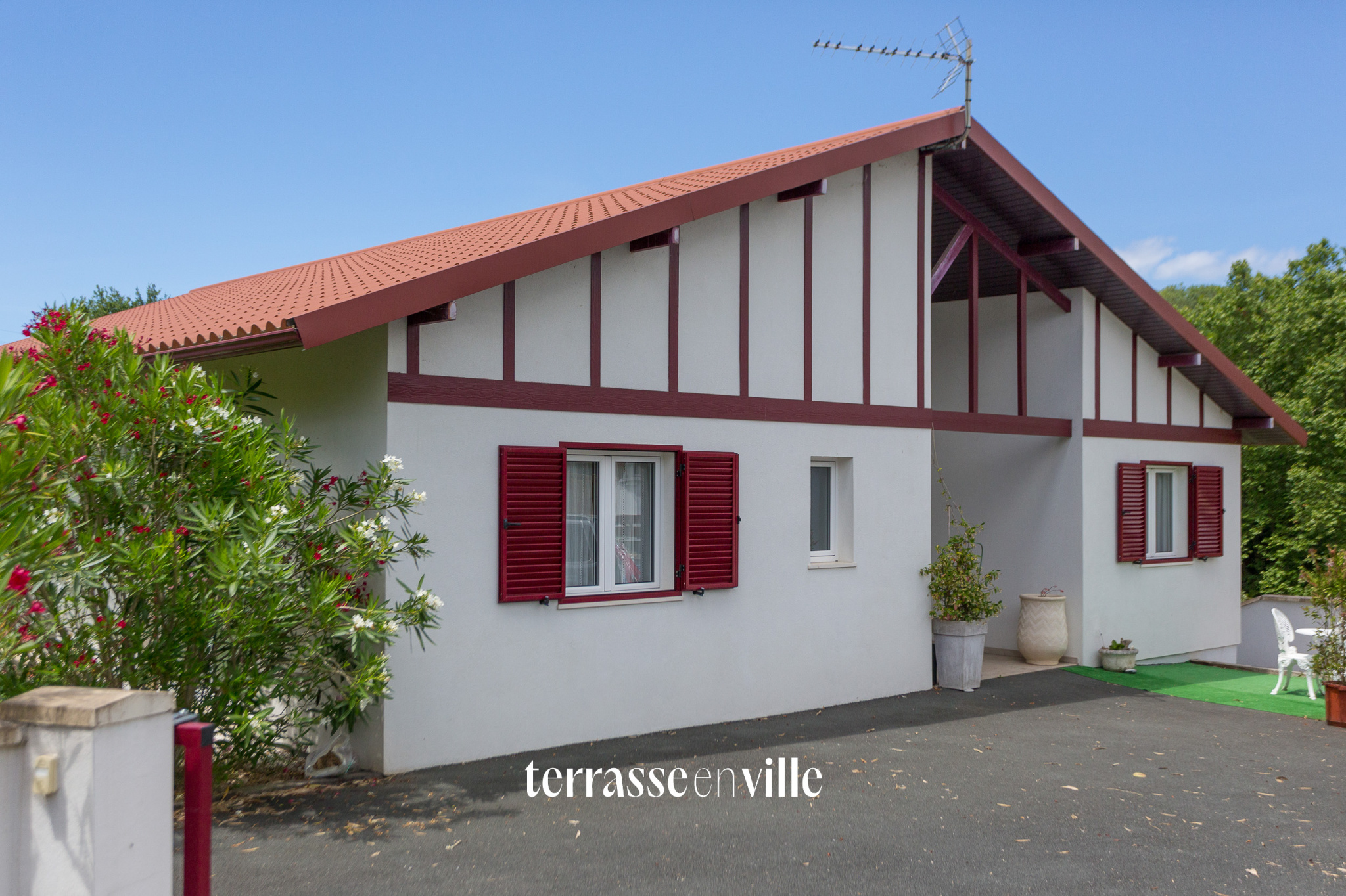 VILLEFRANQUE MAISON CONTEMPORAINE DE PLAIN-PIED SUR PARCELLE DE 1 096 M2 - 630 000€