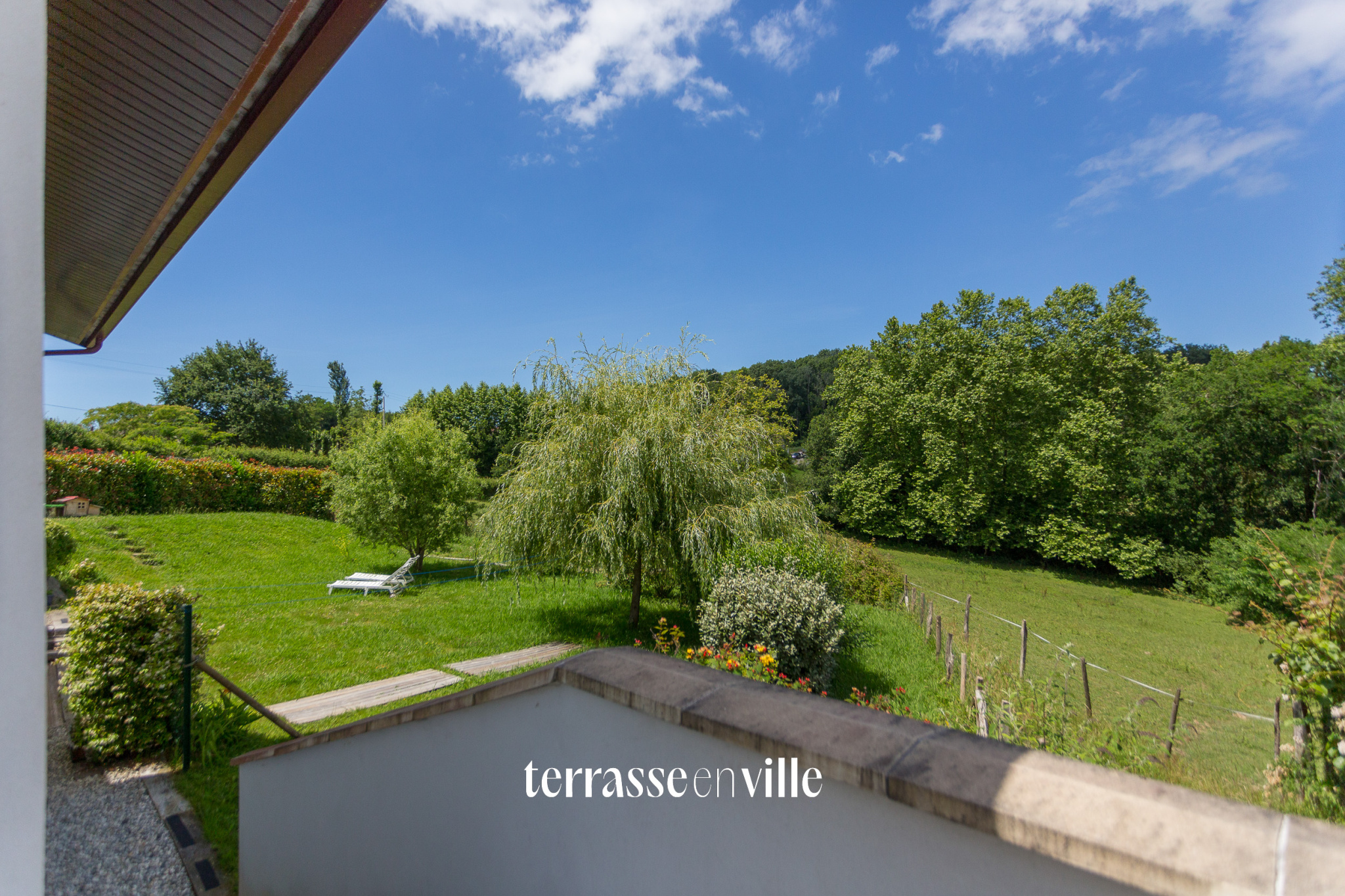 VILLEFRANQUE MAISON CONTEMPORAINE DE PLAIN-PIED SUR PARCELLE DE 1 096 M2 - 630 000€