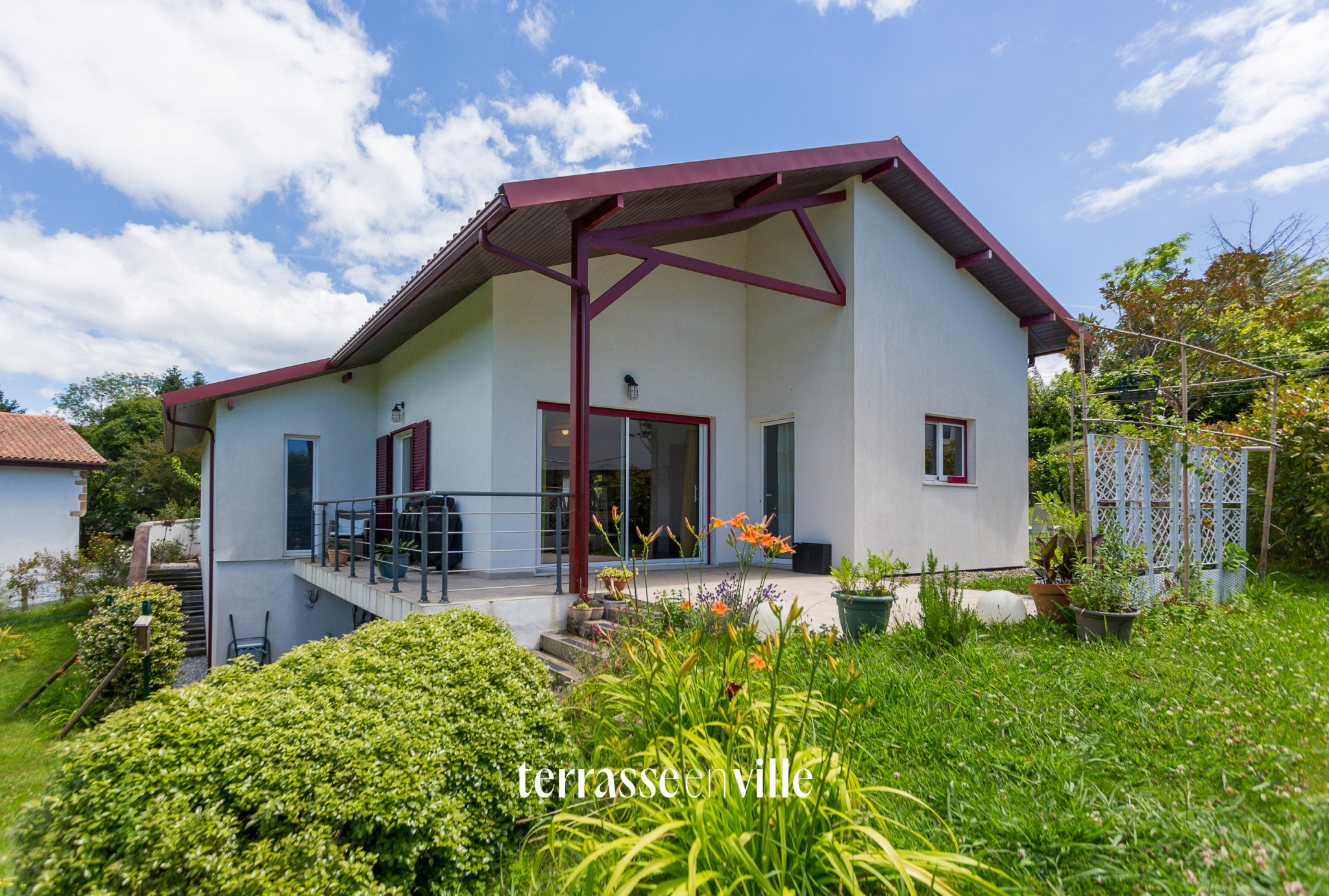 VILLEFRANQUE MAISON CONTEMPORAINE DE PLAIN-PIED SUR PARCELLE DE 1 096 M2 - 630 000€