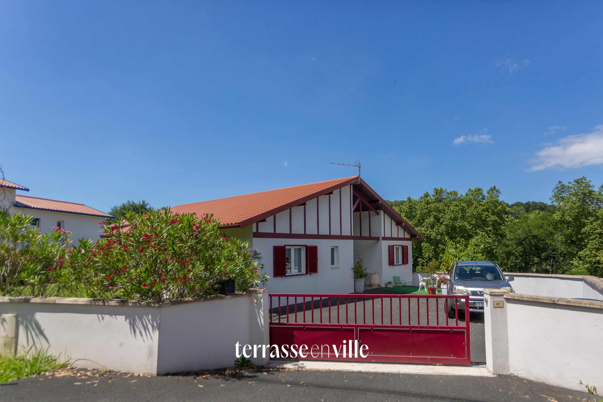 VILLEFRANQUE   MAISON CONTEMPORAINE DE PLAIN-PIED SUR PARCEL