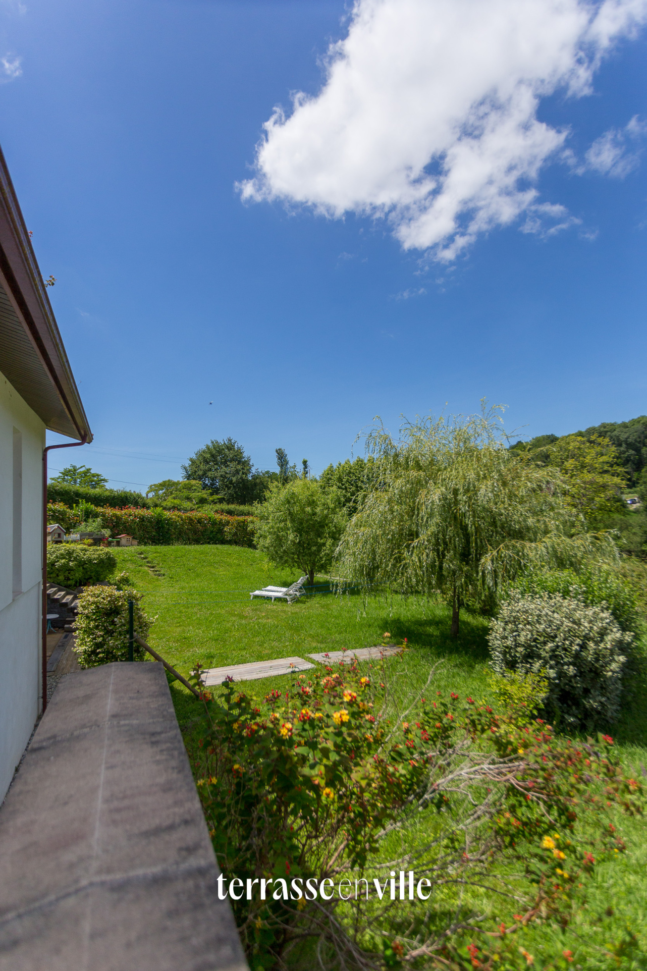 VILLEFRANQUE MAISON CONTEMPORAINE DE PLAIN-PIED SUR PARCELLE DE 1 096 M2 - 630 000€