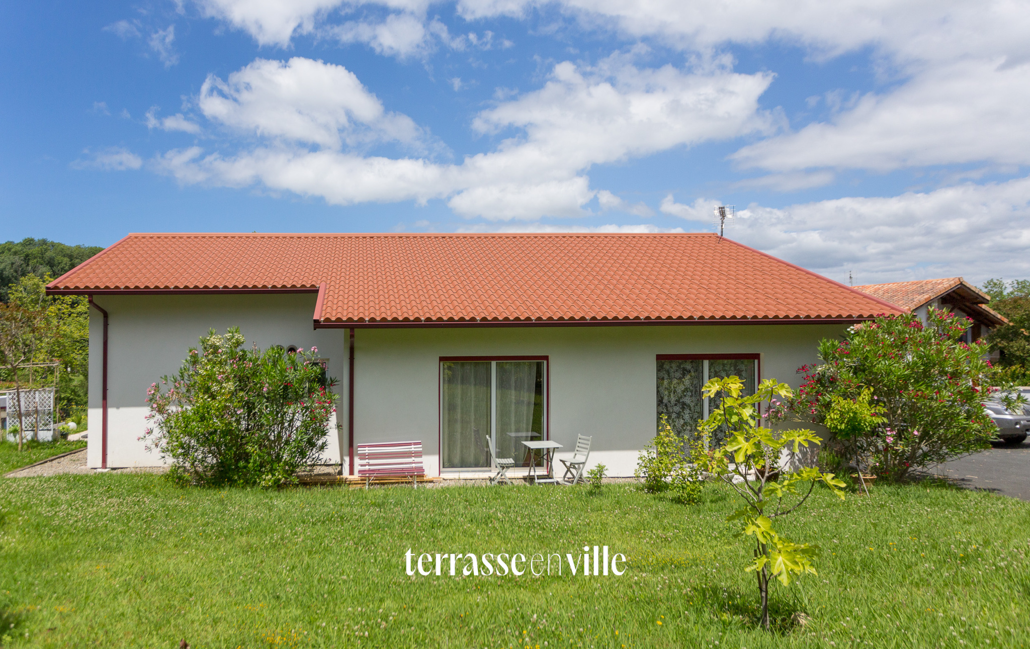 VILLEFRANQUE MAISON CONTEMPORAINE DE PLAIN-PIED SUR PARCELLE DE 1 096 M2 - 630 000€