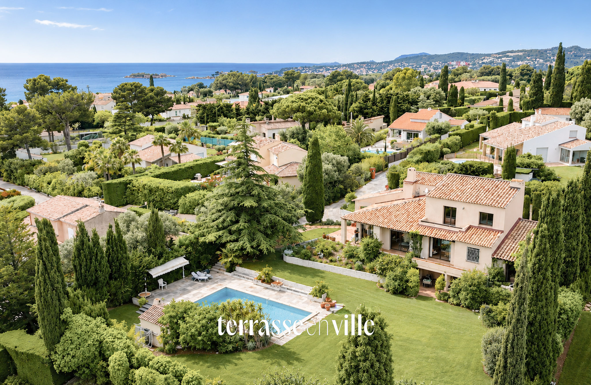 SANARY - PLAINE DU ROY - MAISON FAMILIALE T8 - 217M2 - GRAND SOUS-SOL