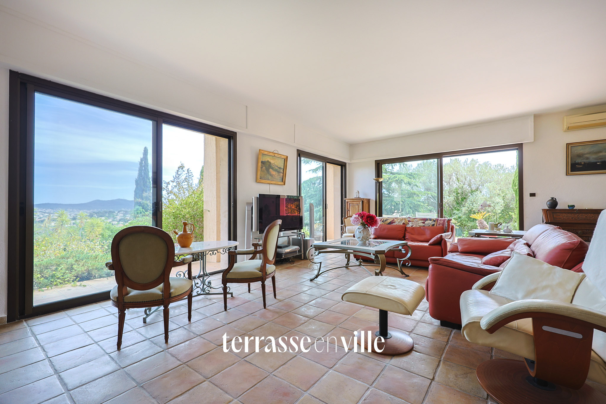 SANARY - PLAINE DU ROY - MAISON FAMILIALE T8 - 217M2 - GRAND SOUS-SOL