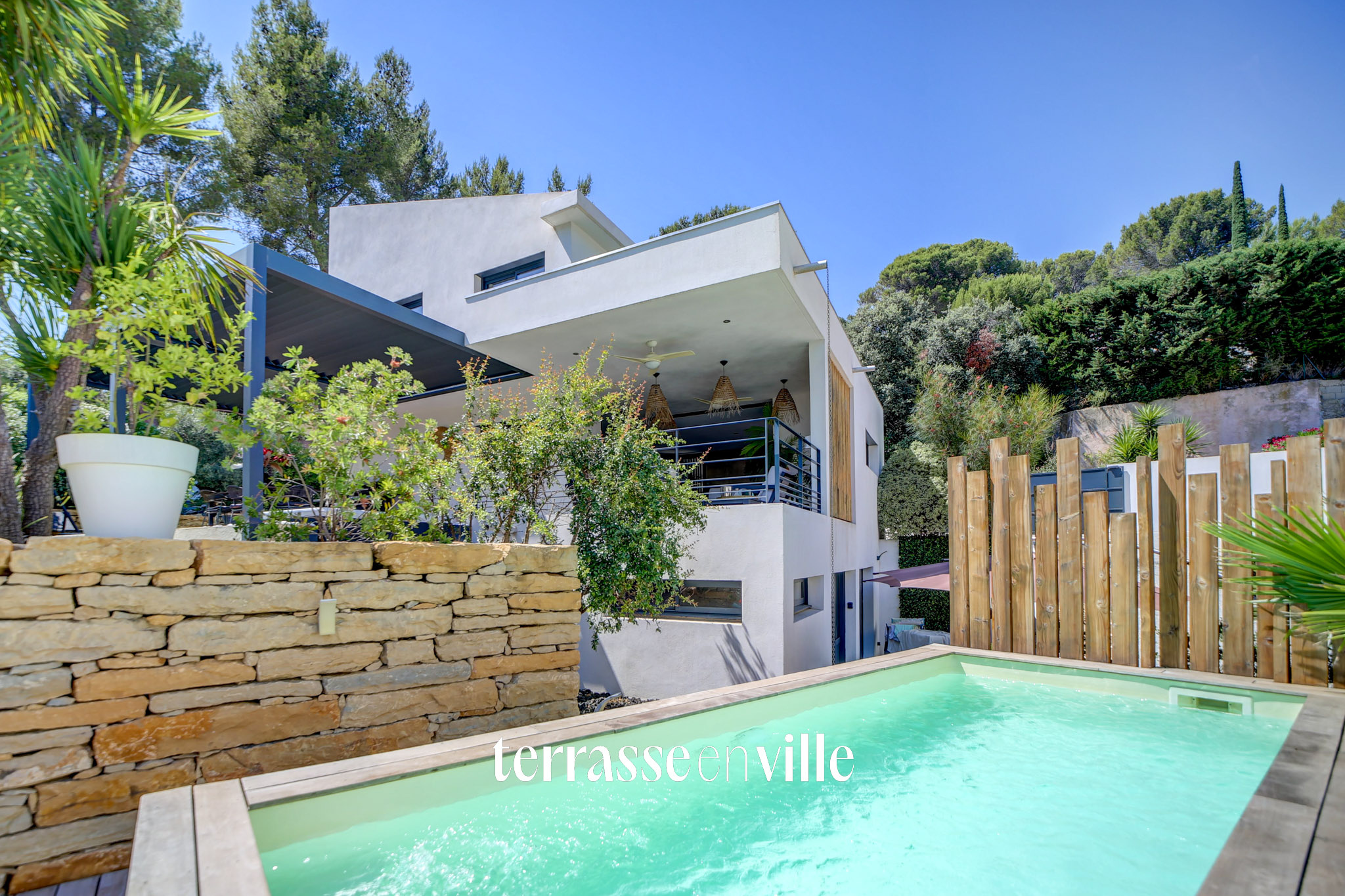 GÉMENOS - VILLAGE A PIED - VILLA D'ARCHITECTE T5 185M2 - DÉPENDANCE - CALME - 1 090 000 €