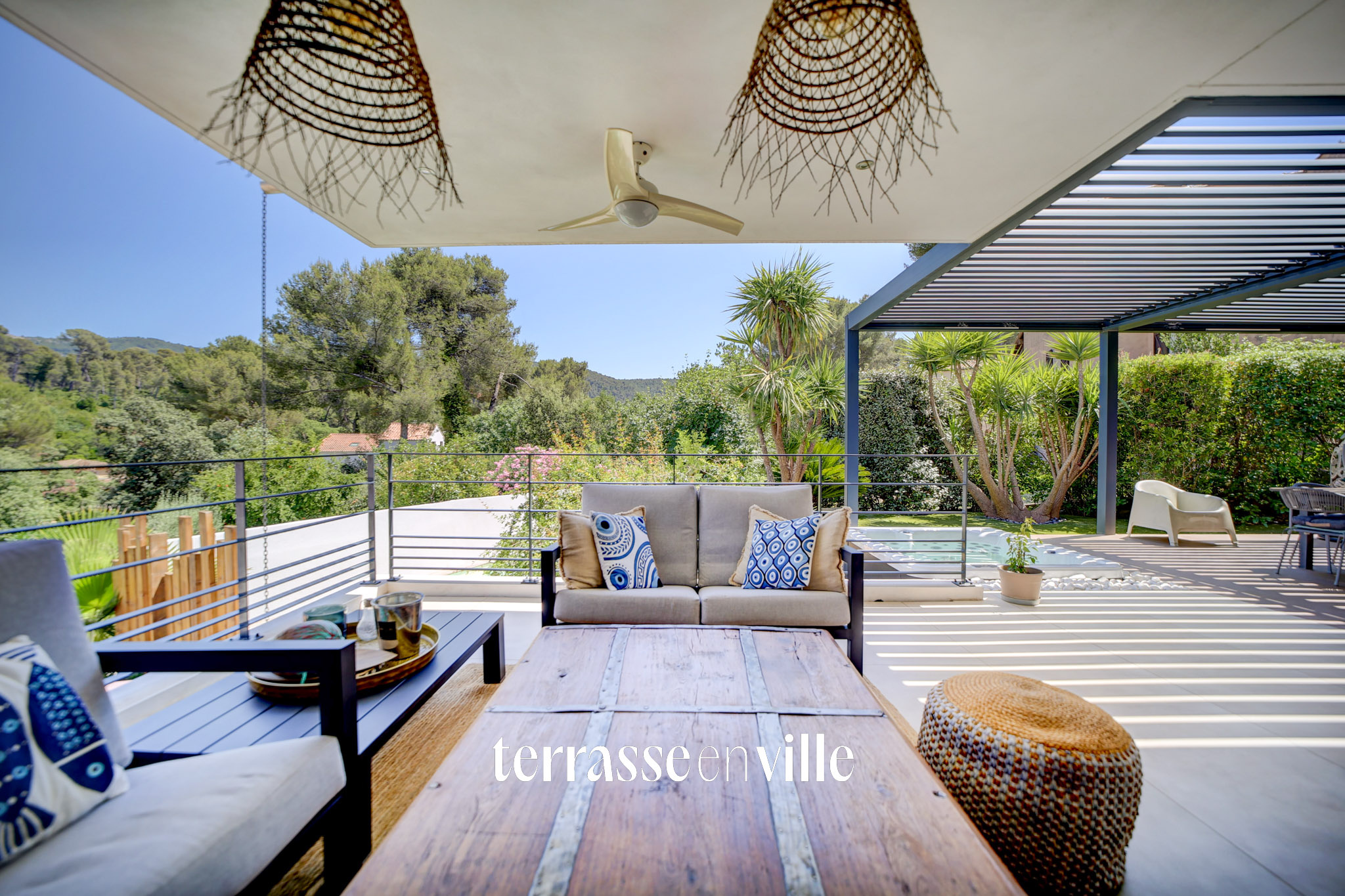 GÉMENOS - VILLAGE A PIED - VILLA D'ARCHITECTE T5 185M2 - DÉPENDANCE - CALME - 1 090 000 €