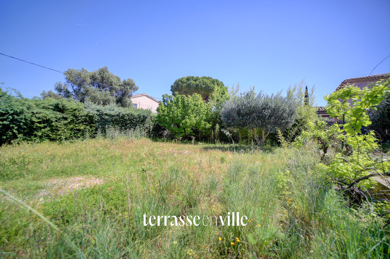 LA CIOTAT - PROCHE COMMERCES - MAISON 110 M2 T4 - JARDIN - PISCINE - PARKINGS