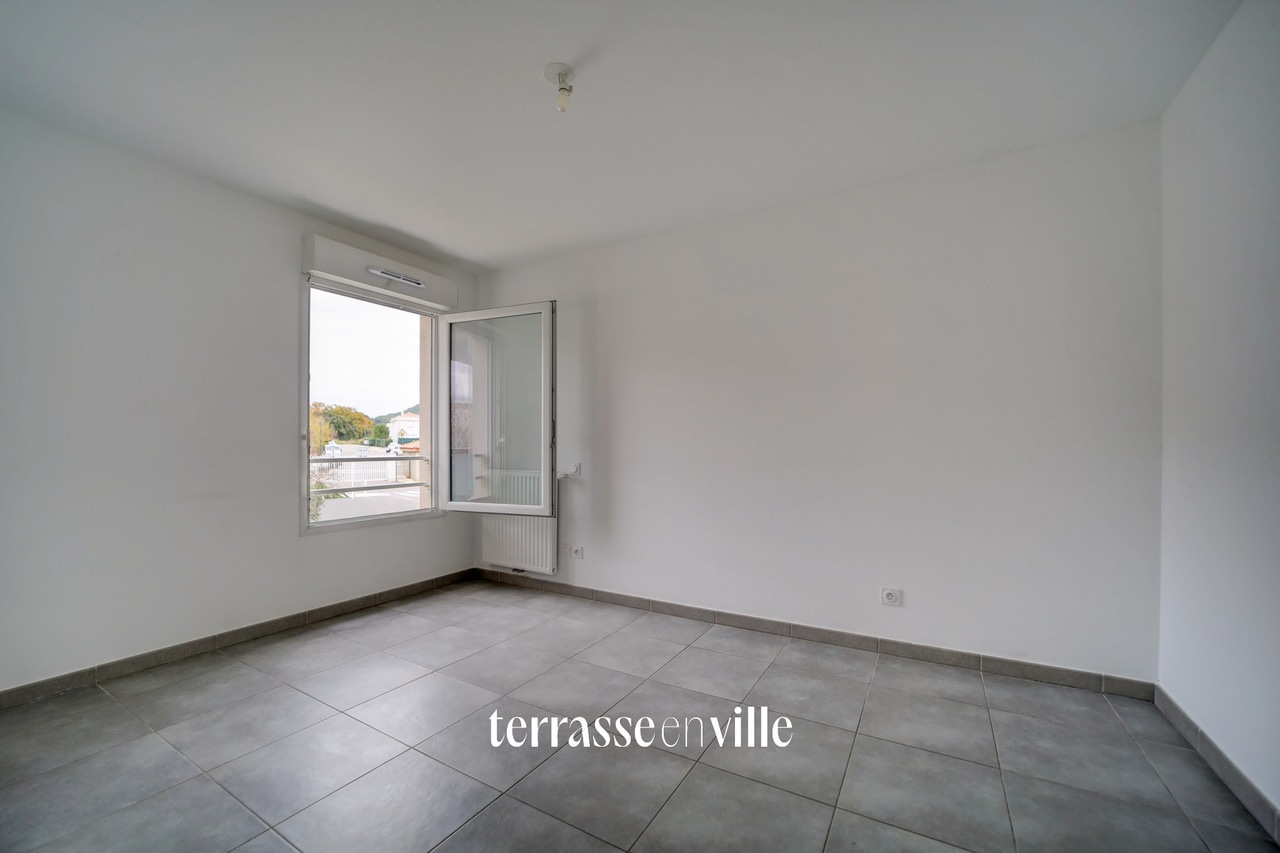 SAINT-CYR-SUR-MER - BEAU T2 RECENT - 38 M2 - TERRASSE - PISCINE - DOUBLE PARKING - CAVE - 239 000€