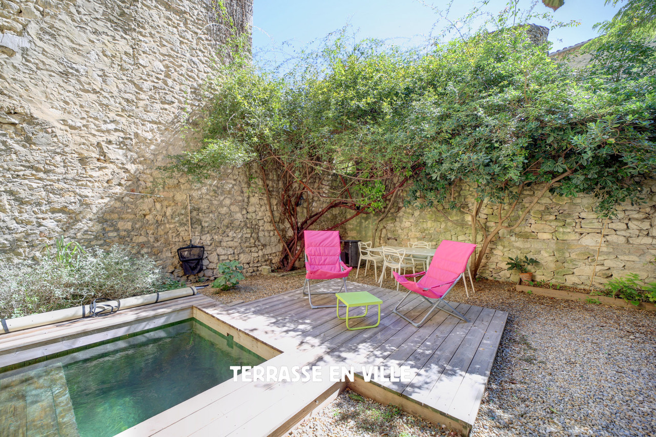 LUBERON - OPPEDE LE VIEUX - MAISON DE CHARME - 3 CHAMBRES D’HÔTES - 790 000 €
