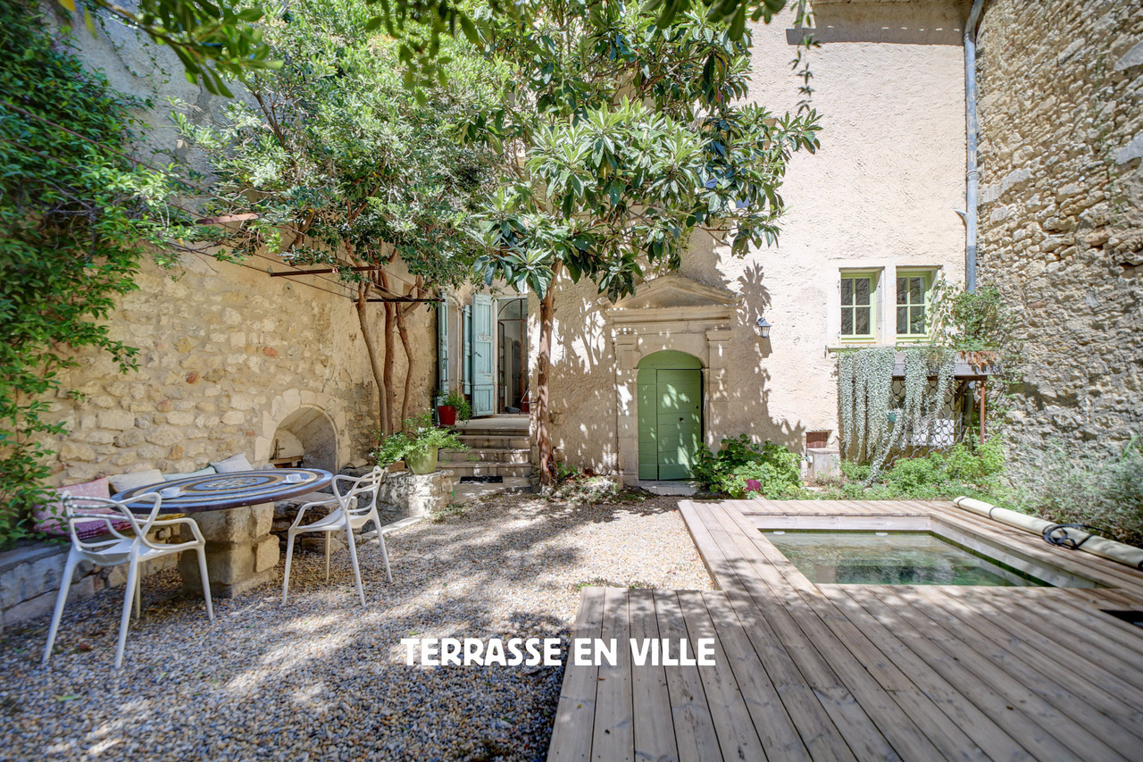 LUBERON - OPPEDE LE VIEUX - MAISON DE CHARME - 3 CHAMBRES D’HÔTES - 790 000 €