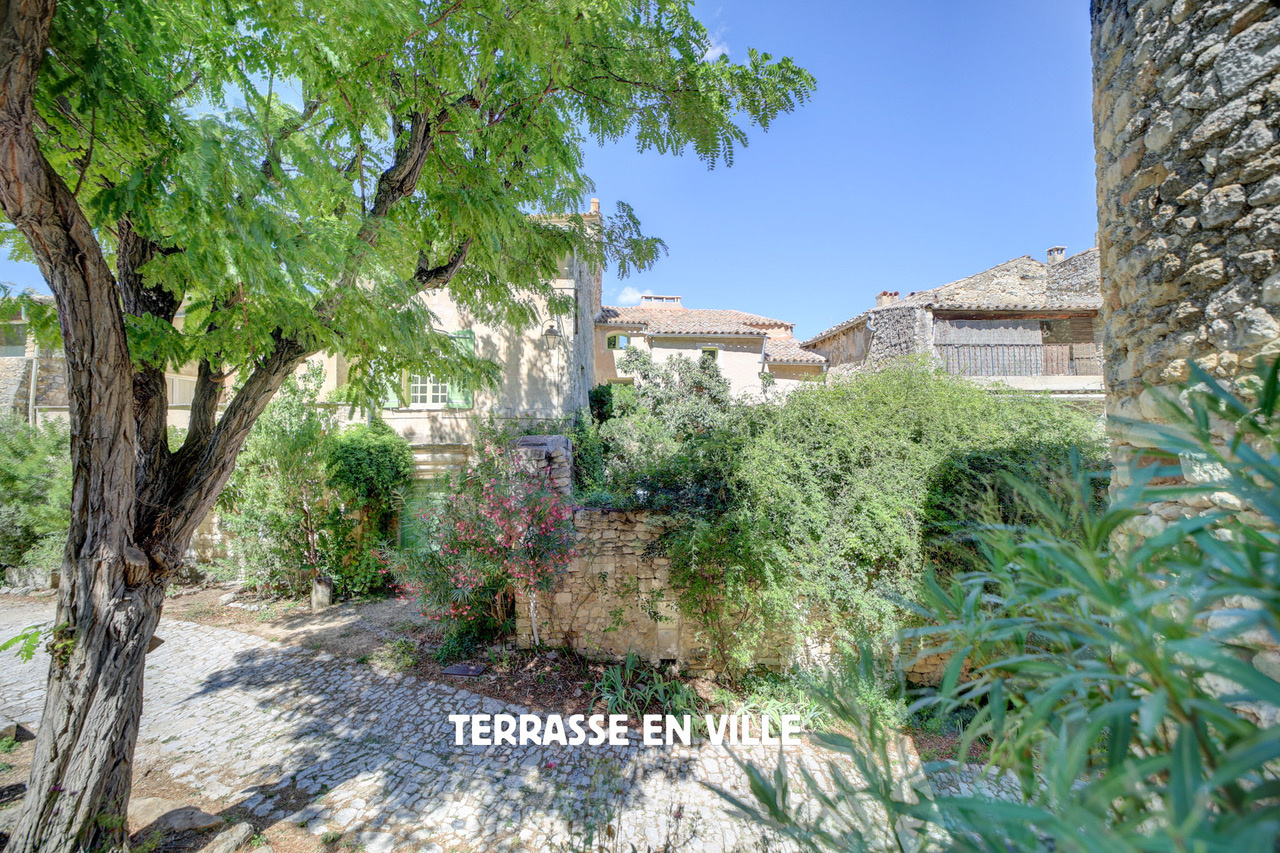 LUBERON - OPPEDE LE VIEUX - MAISON DE CHARME - 3 CHAMBRES D’HÔTES - 790 000 €