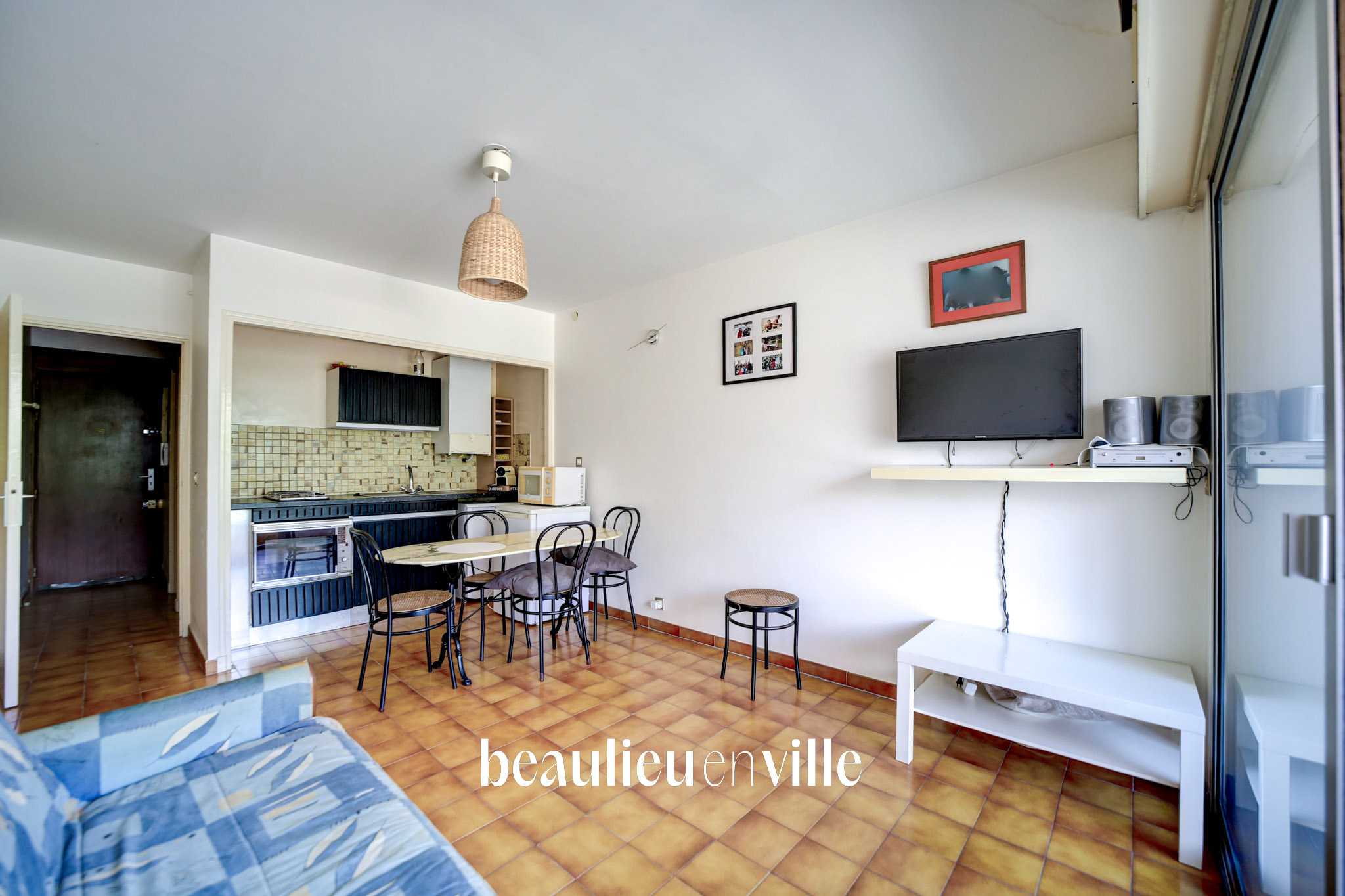 BANDOL - CENTRE-VILLE - GRAND STUDIO 30 M2 - LOGGIA - PROCHE PORT ET PLAGES