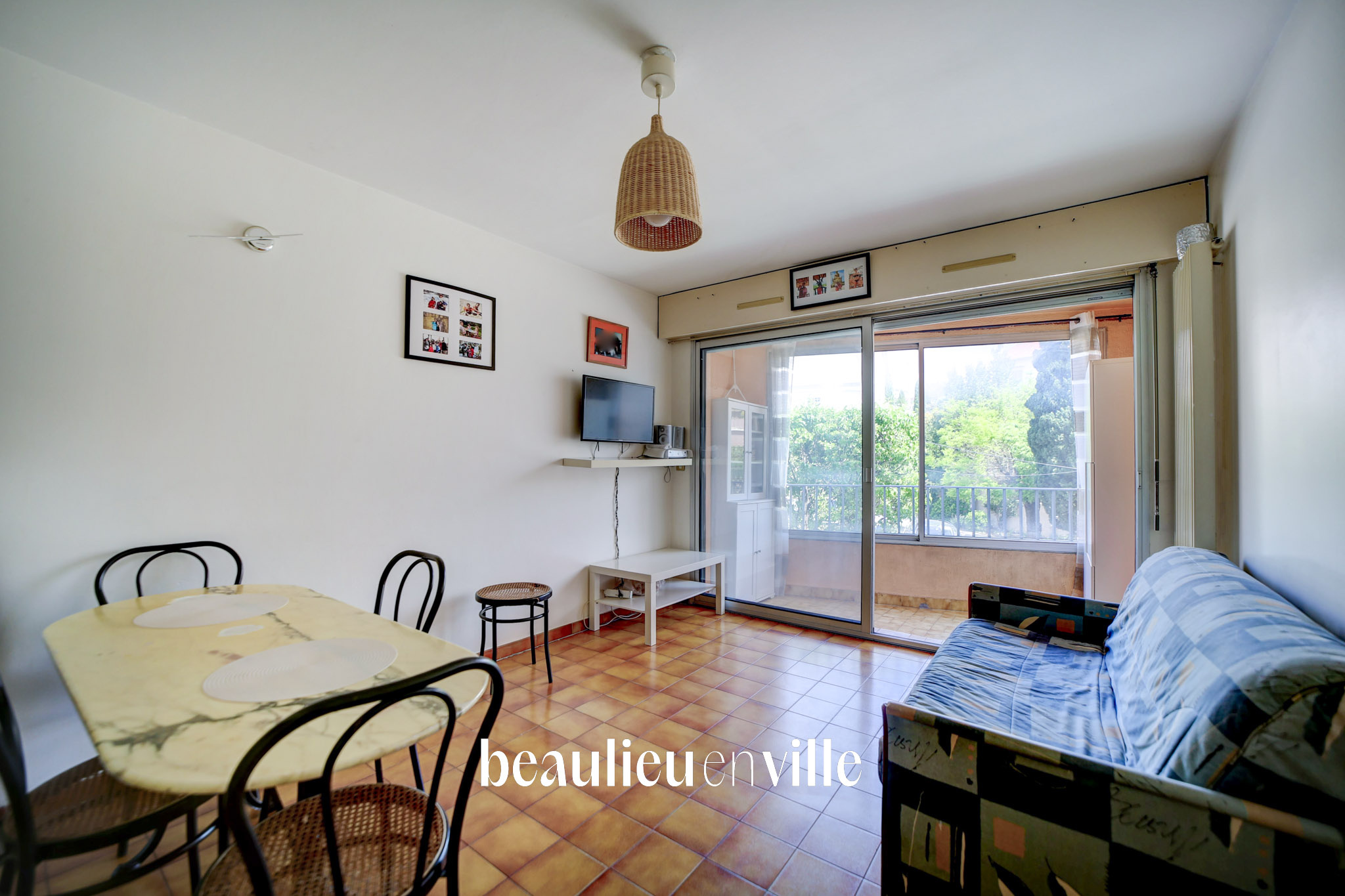BANDOL - CENTRE-VILLE - GRAND STUDIO 30 M2 - LOGGIA - PROCHE PORT ET PLAGES