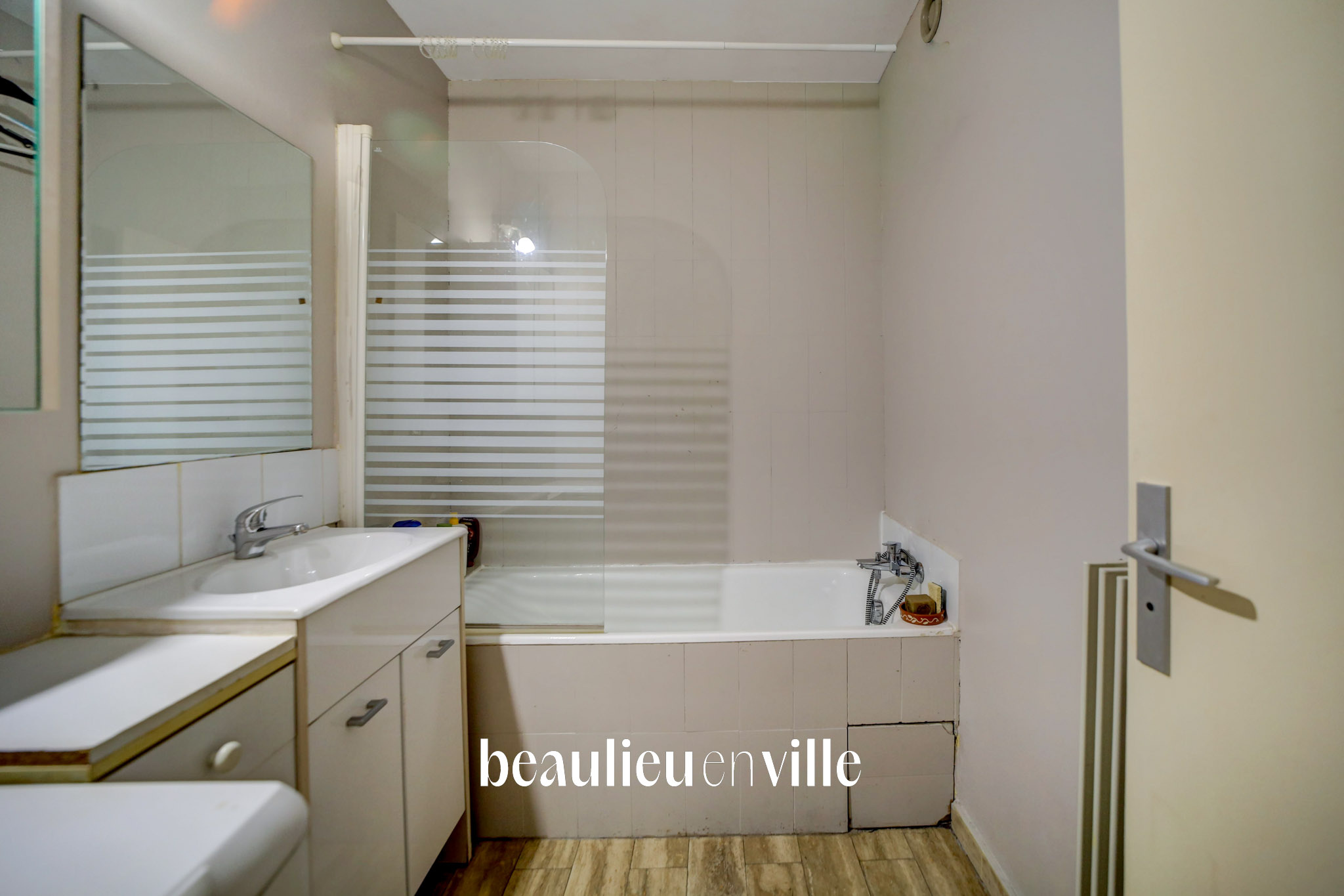 BANDOL - CENTRE-VILLE - GRAND STUDIO 30 M2 - LOGGIA - PROCHE PORT ET PLAGES