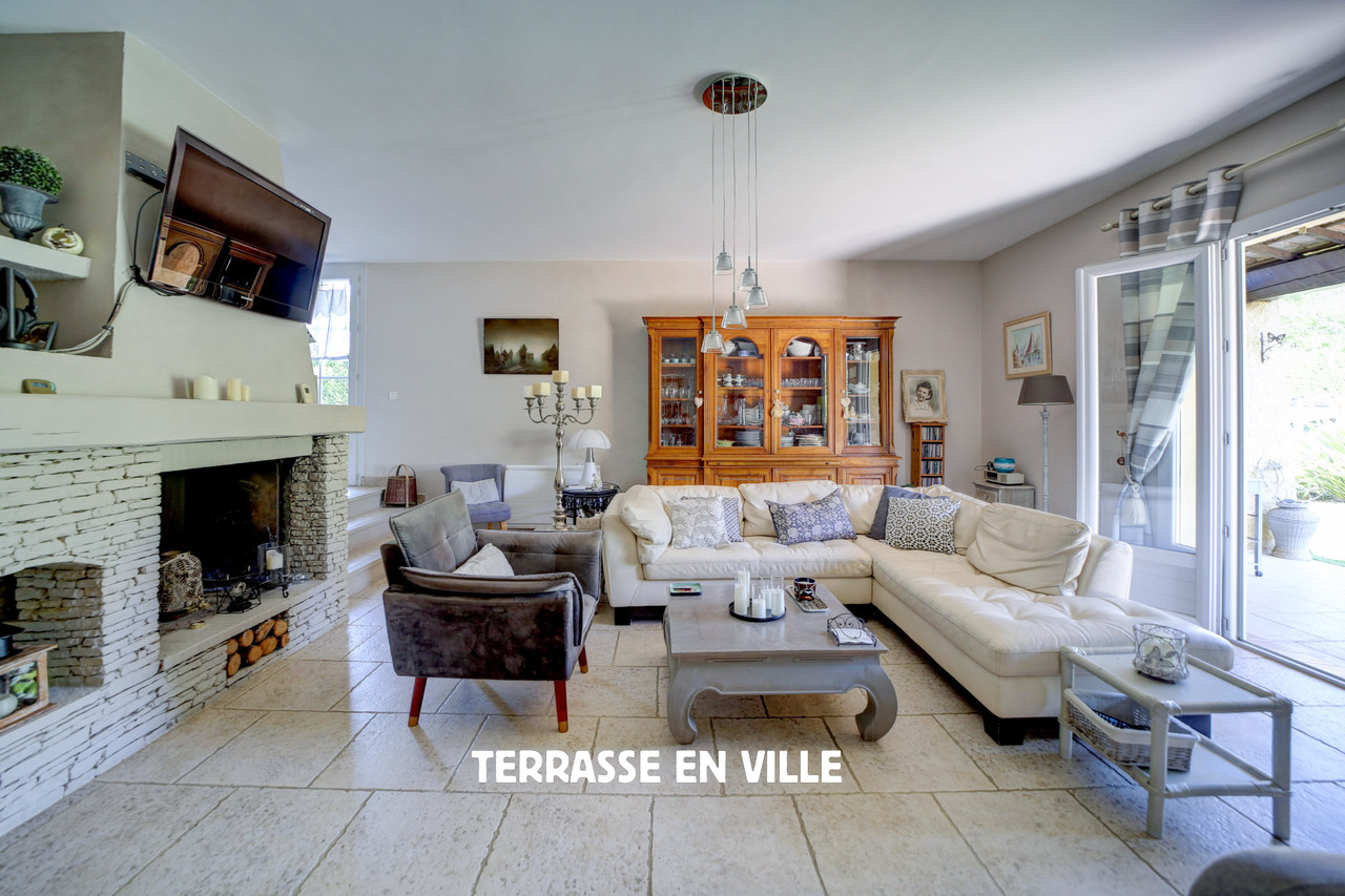 ST ZACHARIE - PROCHE CENTRE VILLAGE - MAISON FAMILIALE T5 - JARDIN - PISCINE - VUE - CALME