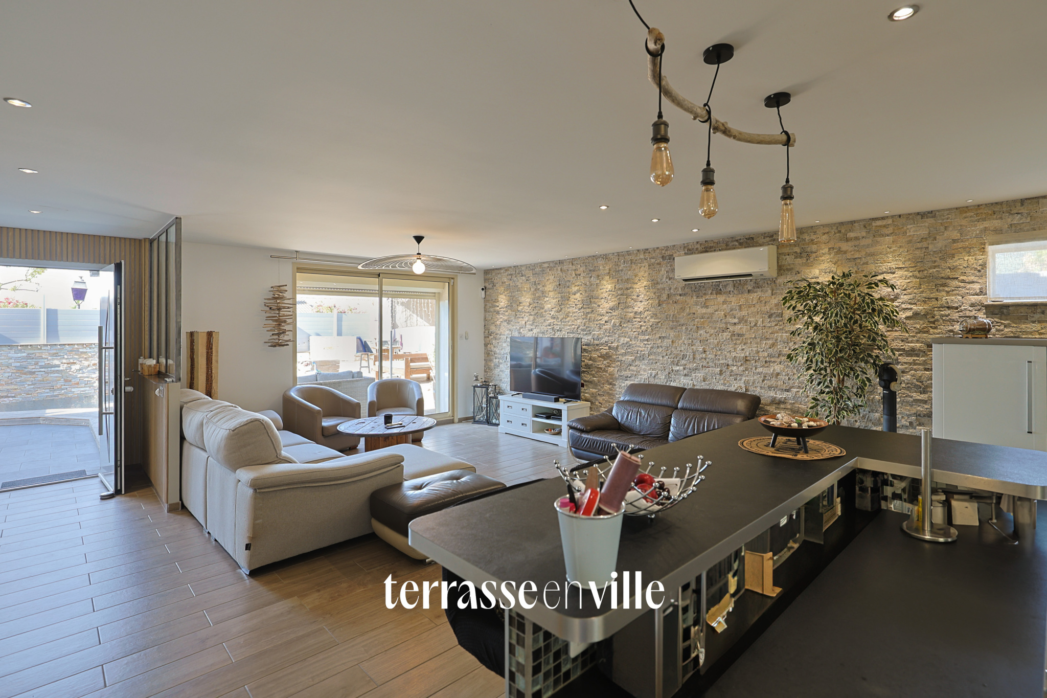 MAISON 135 M2 -  LA VALETTE - 4 CHAMBRES - PISCINE - GARAGE - PLAIN PIED - TERRAIN 674 M2. .
