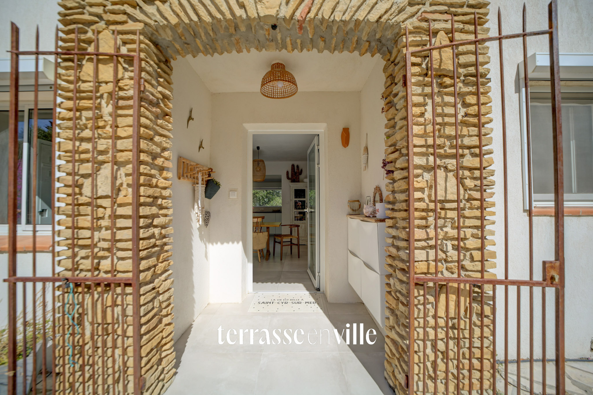ST CYR-SUR-MER - VILLA FAMILIALE T5 RÉNOVÉE - JARDIN 2100 M2 - PISCINE - GARAGE - 790 000 €