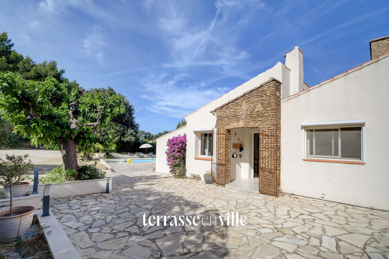 ST CYR-SUR-MER - VILLA FAMILIALE T5 RÉNOVÉE - JARDIN 2100 M2 - PISCINE - GARAGE - 790 000 €