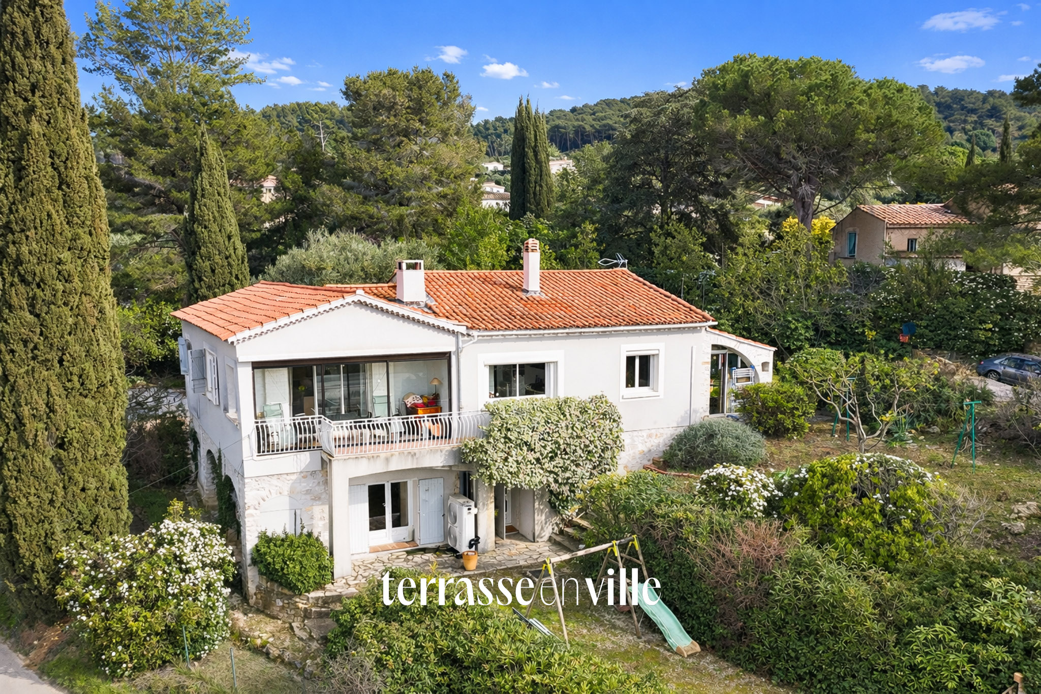 LE BEAUSSET - MAISON FAMILIALE - VUE DOMINANTE - PISCINE  - GARAGE - AU CALME