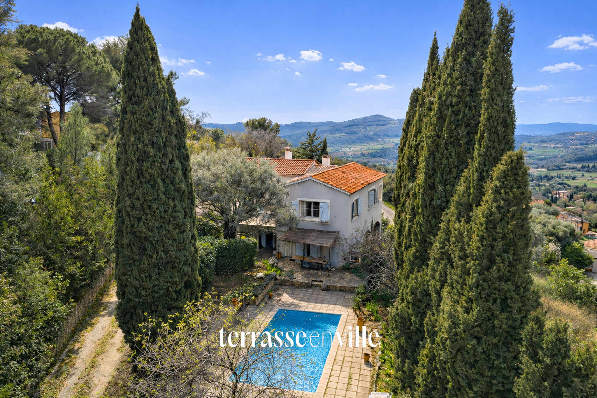 LE BEAUSSET - MAISON FAMILIALE - VUE DOMINANTE - PISCINE  - GARAGE - AU CALME