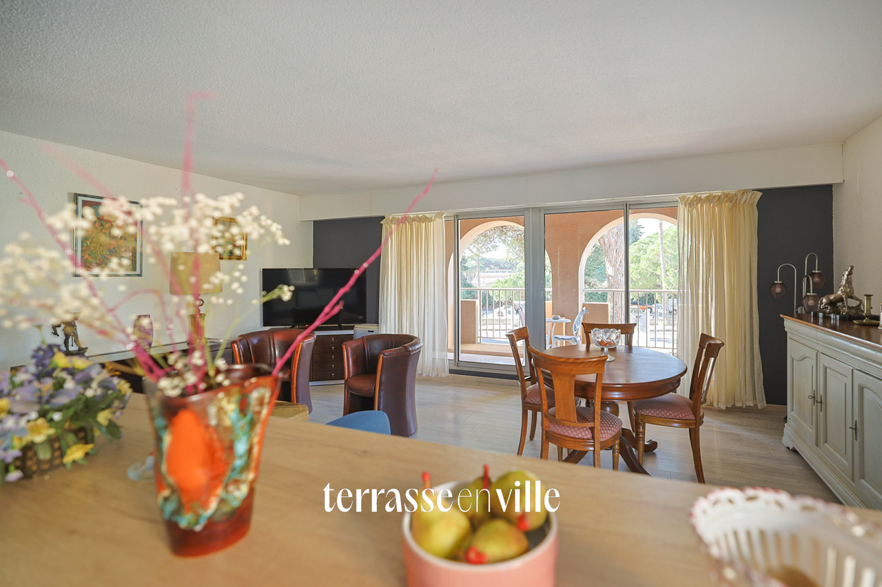 APPARTEMENT - 82 M2 - HYERES - 2 CHAMBRES - COMMERCES - PORT - PLAGE
