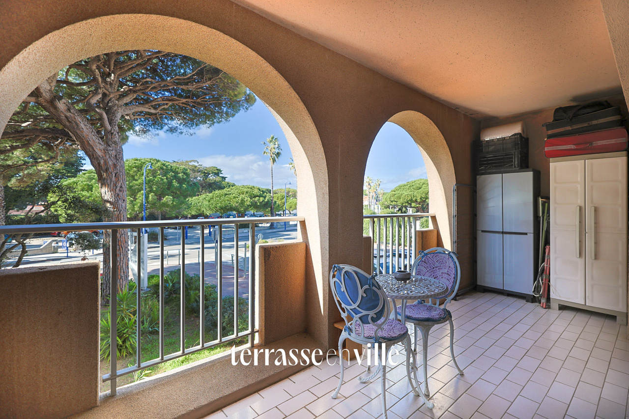 APPARTEMENT - 82 M2 - HYERES - 2 CHAMBRES - COMMERCES - PORT - PLAGE