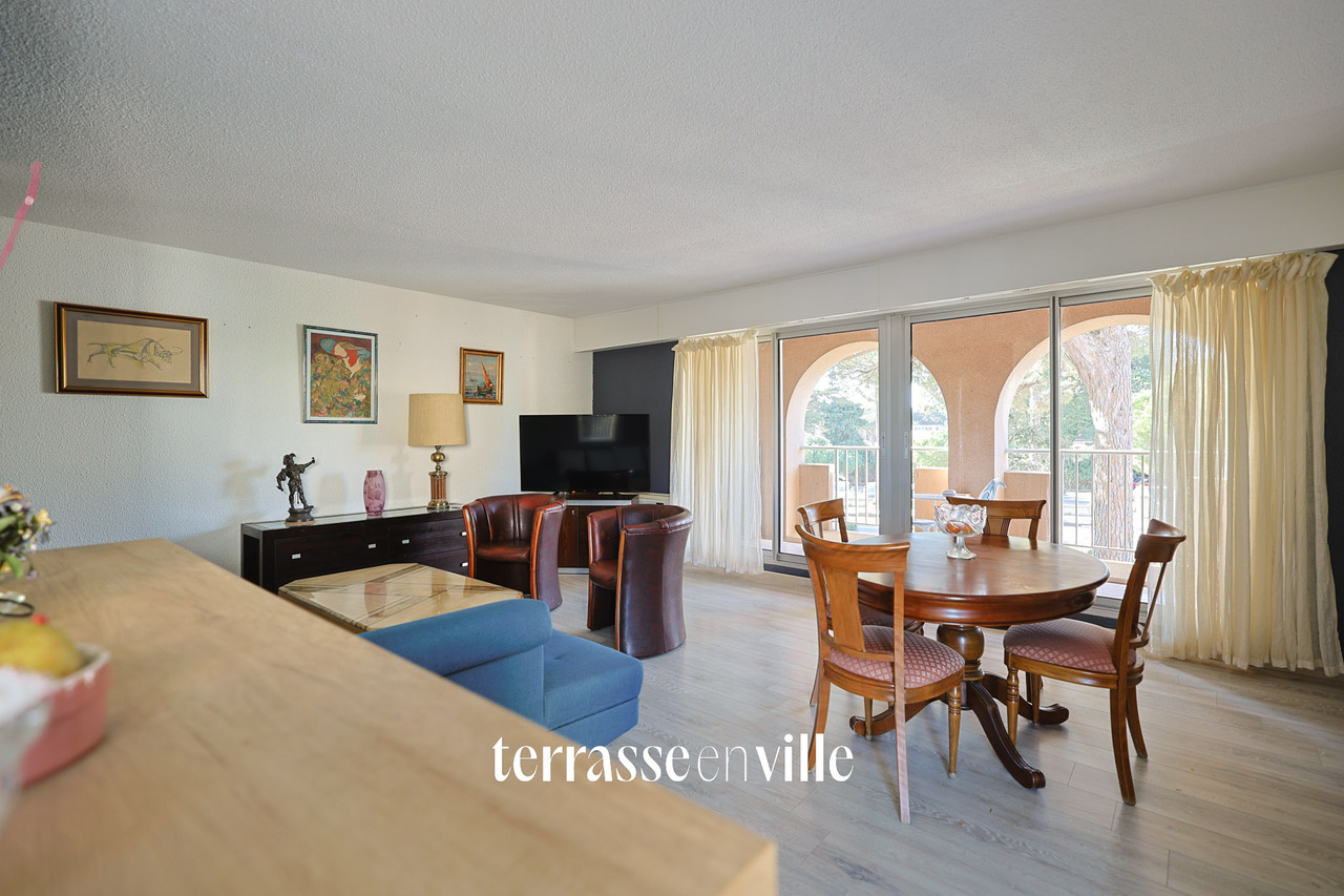 APPARTEMENT - 82 M2 - HYERES - 2 CHAMBRES - COMMERCES - PORT - PLAGE