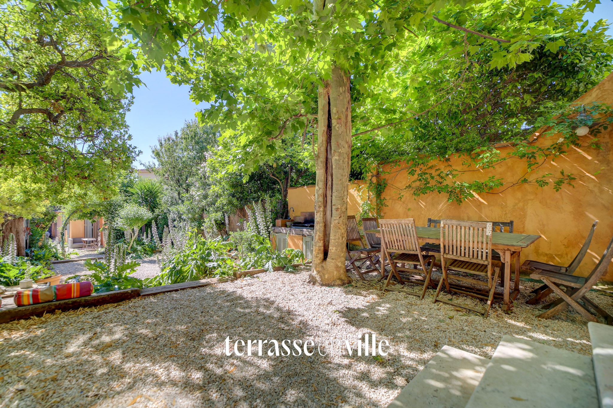 SANARY - PORT & PLAGE À PIED - MAISON DE CHARME FAMILIALE T7 - STUDIO - JARDIN- CAVE - APERÇU MER 980 000€