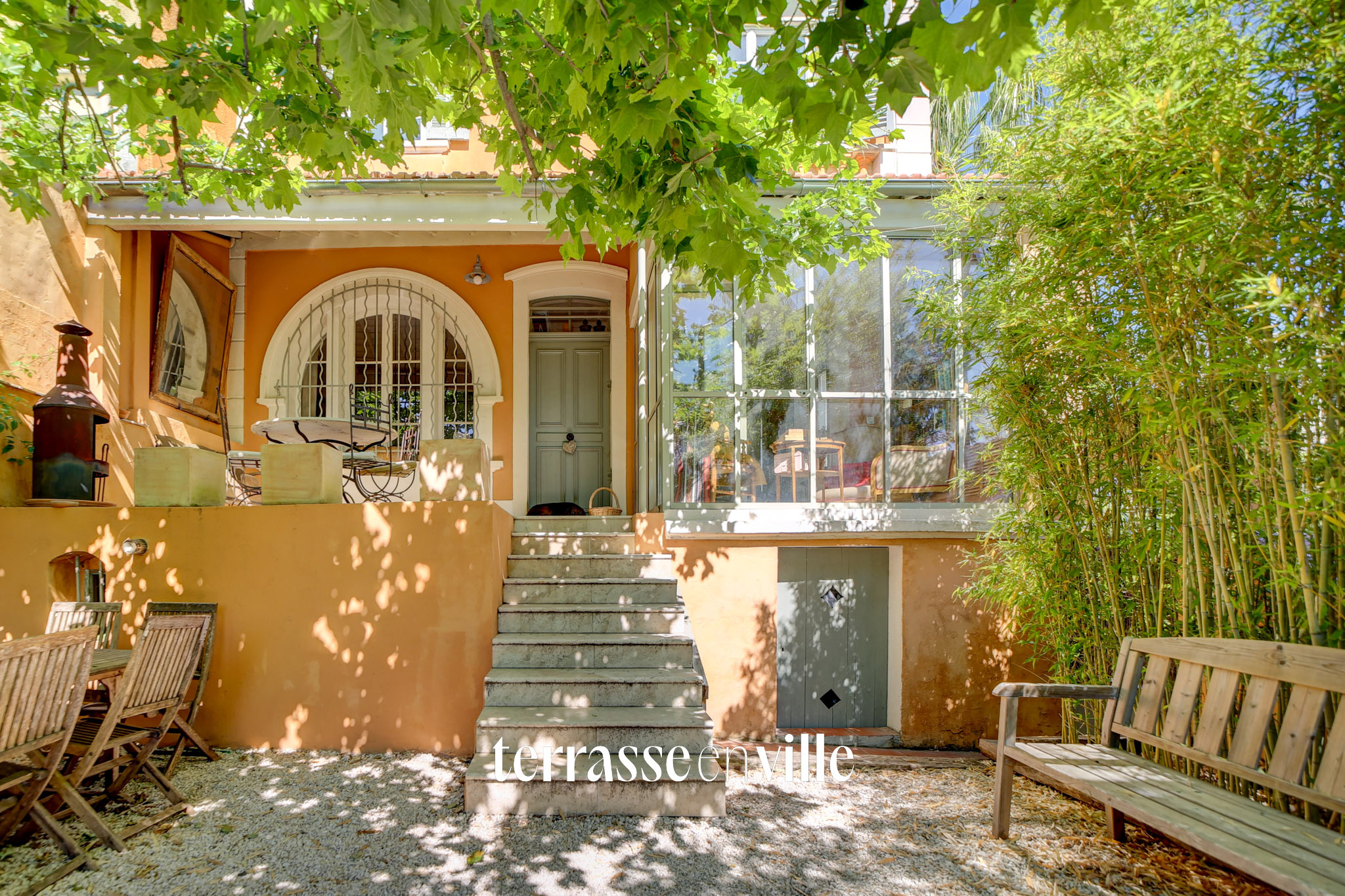 SANARY - PORT & PLAGE À PIED - MAISON DE CHARME FAMILIALE T7 - STUDIO - JARDIN- CAVE - APERÇU MER 980 000€