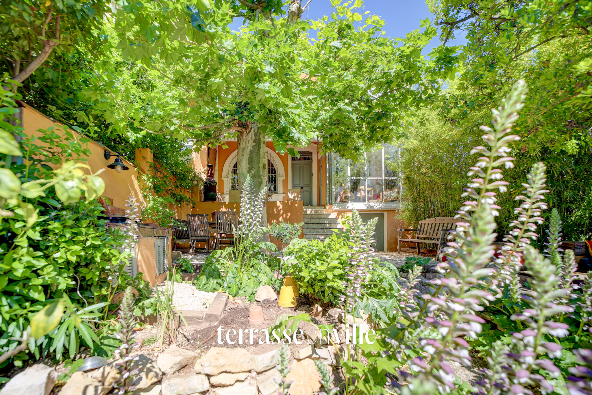 SANARY - PORT & PLAGE À PIED - MAISON DE CHARME FAMILIALE T7 - STUDIO - JARDIN- CAVE - APERÇU MER 980 000€