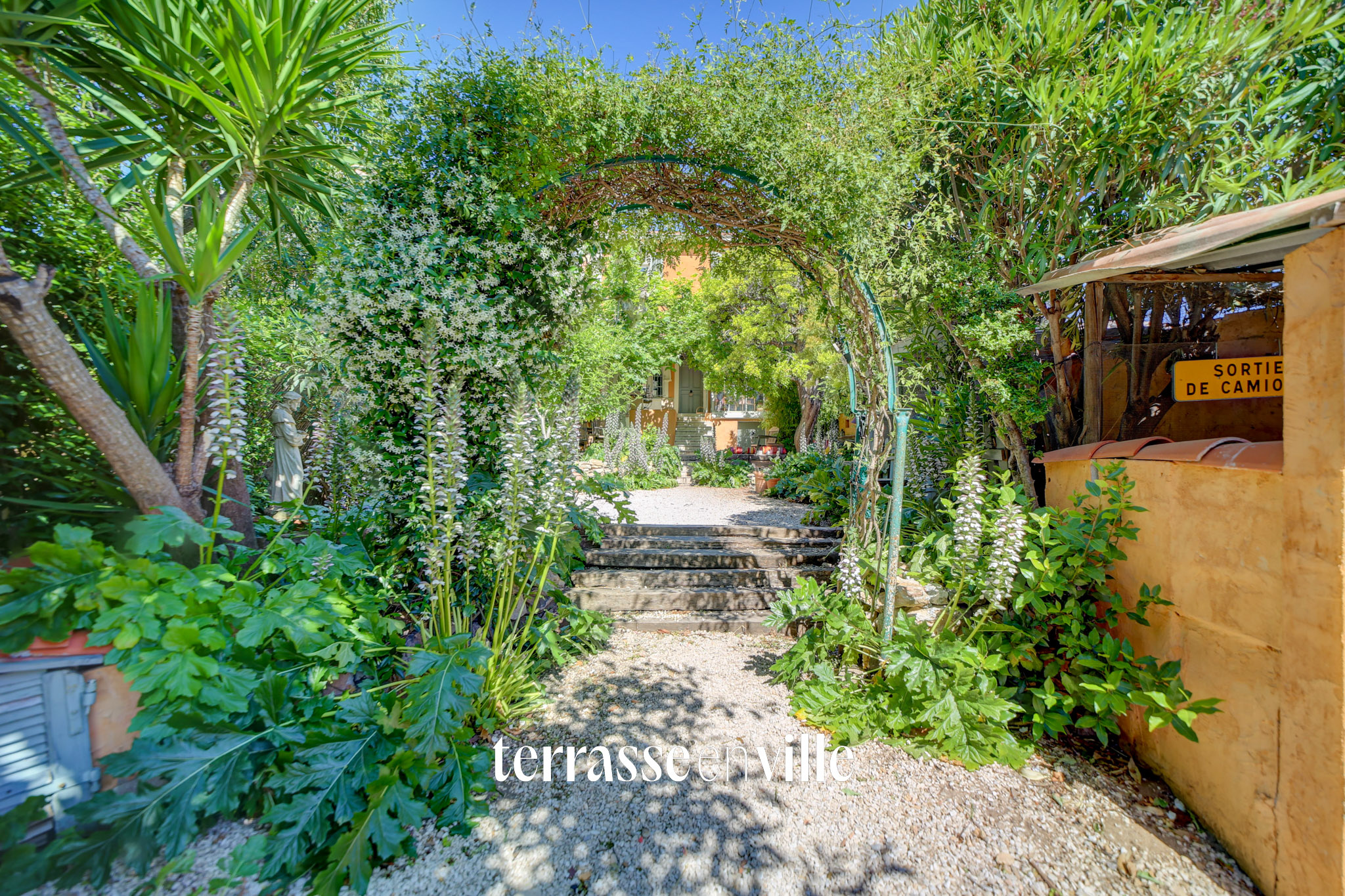 SANARY - PORT & PLAGE À PIED - MAISON DE CHARME FAMILIALE T7 - STUDIO - JARDIN- CAVE - APERÇU MER 980 000€