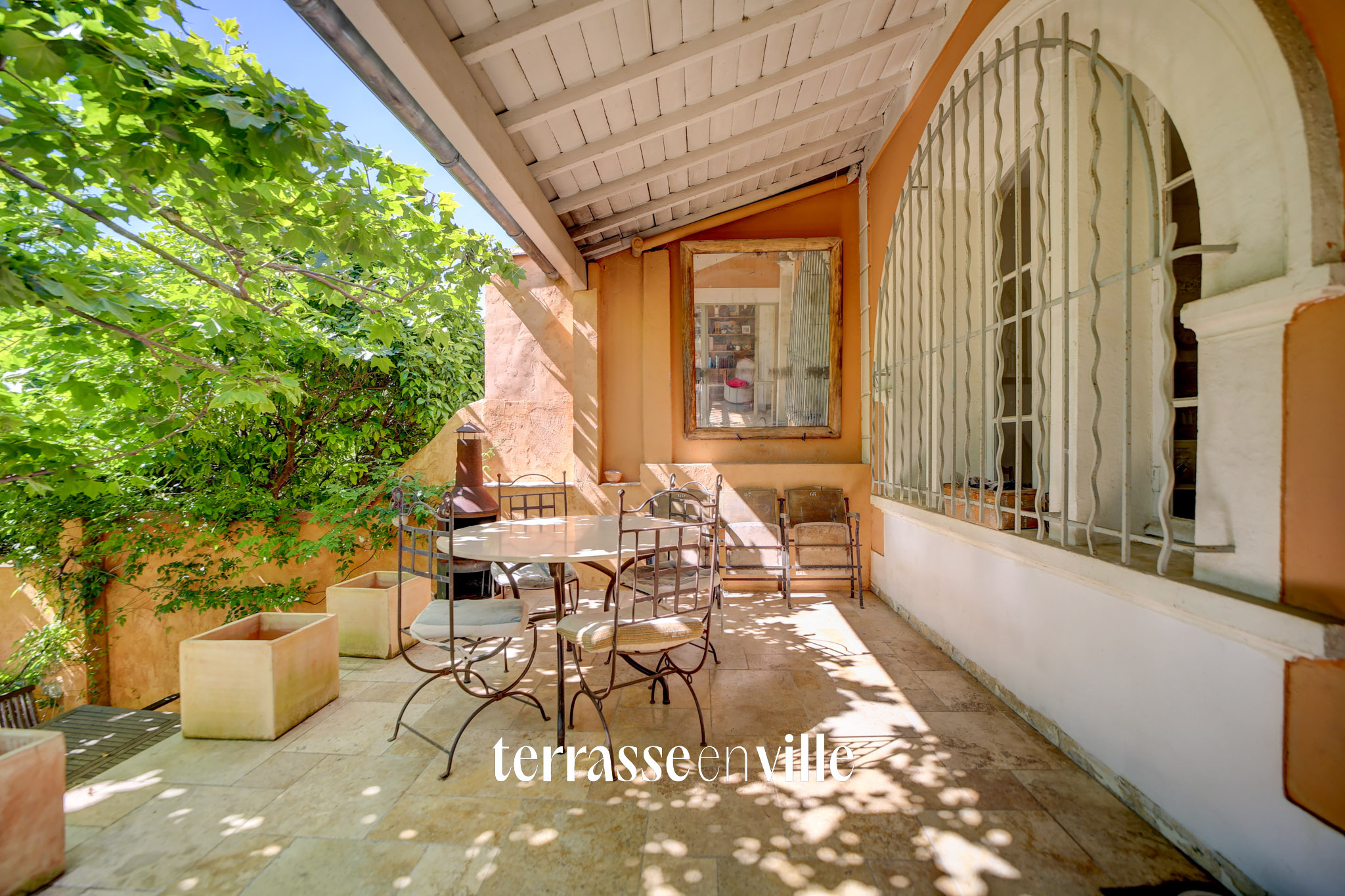 SANARY - PORT & PLAGE À PIED - MAISON DE CHARME FAMILIALE T7 - STUDIO - JARDIN- CAVE - APERÇU MER 980 000€