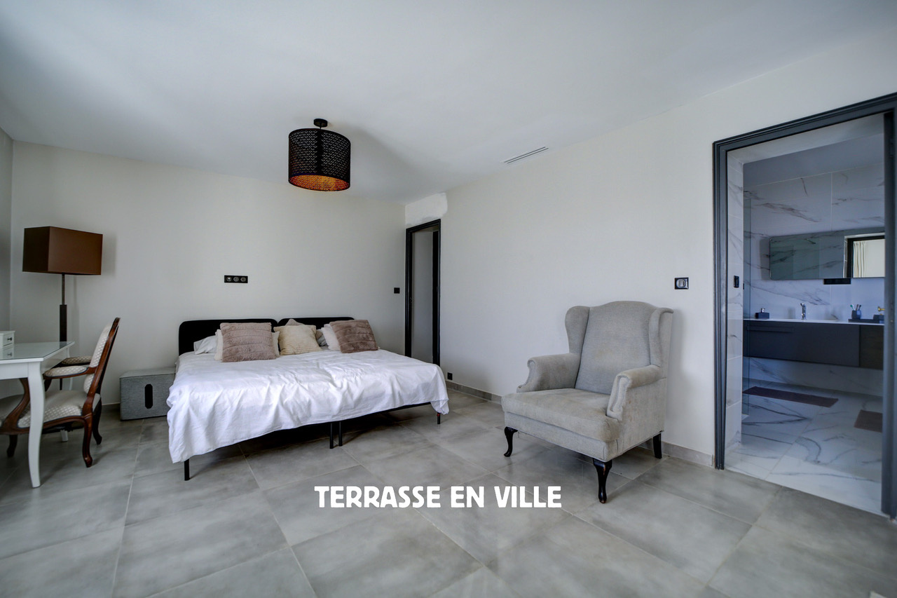 LA CIOTAT - FIGUEROLLES - MAISON D'ARCHITECTE T9 - 400m2 - JARDIN - 1000M2 - PISCINE - GARAGES - 1870000€