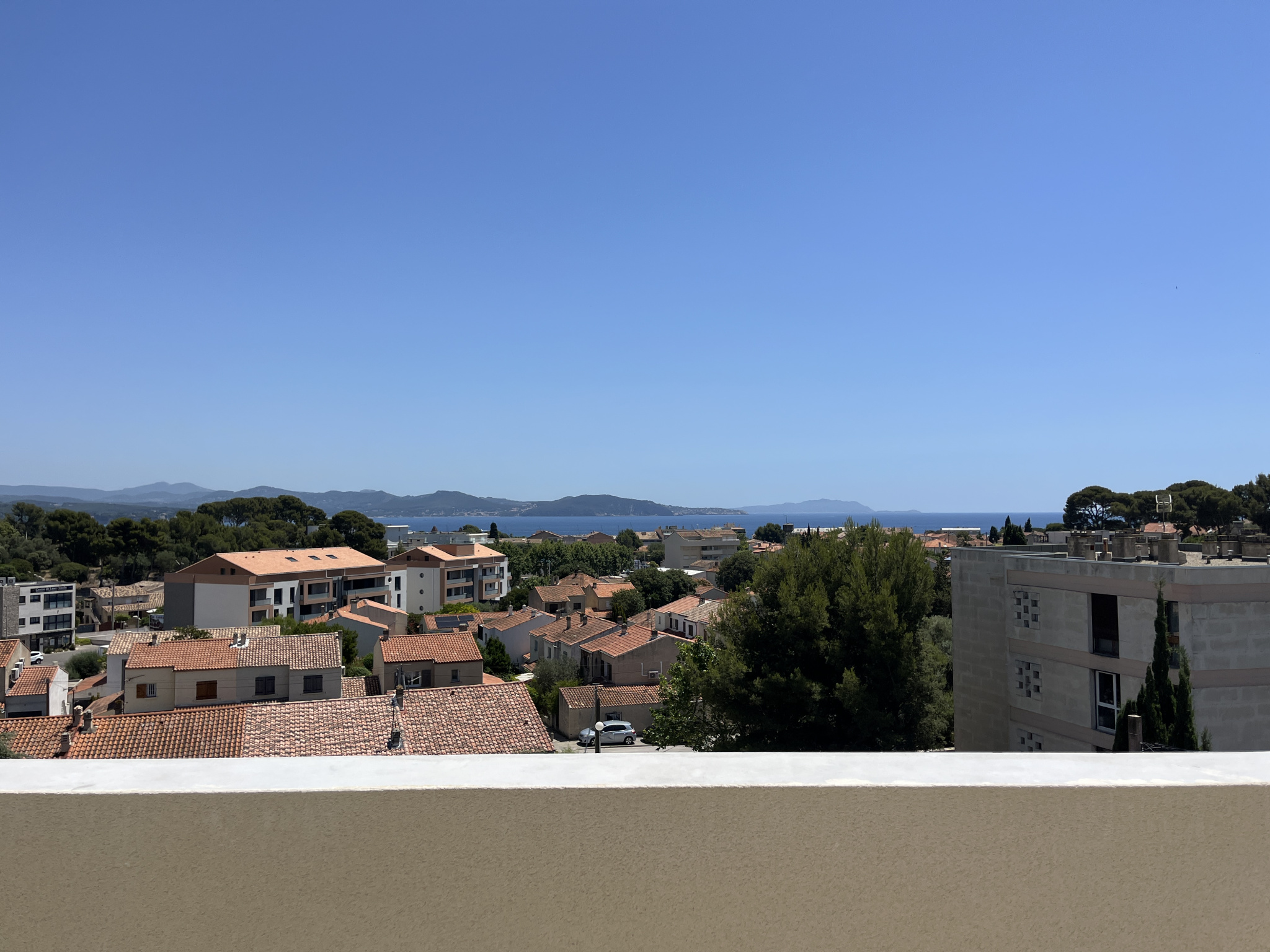 T5 DERNIER ÉTAGE   ROOFTOP 39,5 m2   SUD-EST   2 PARKINGS   CENTRE VILLE à PIED - LA CIOTAT