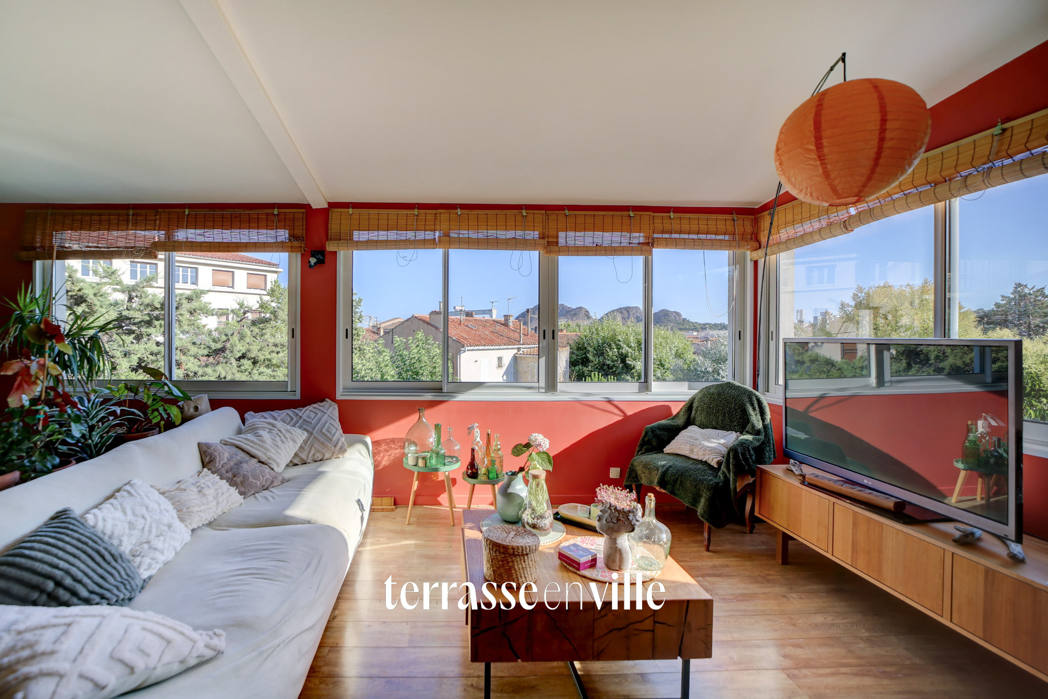 LA CIOTAT - CENTRE-VILLE - APPARTEMENT DE CARACTERE  - VUE 3 SECS ET CRÊTES- CALME - PARKING - 425 000 €