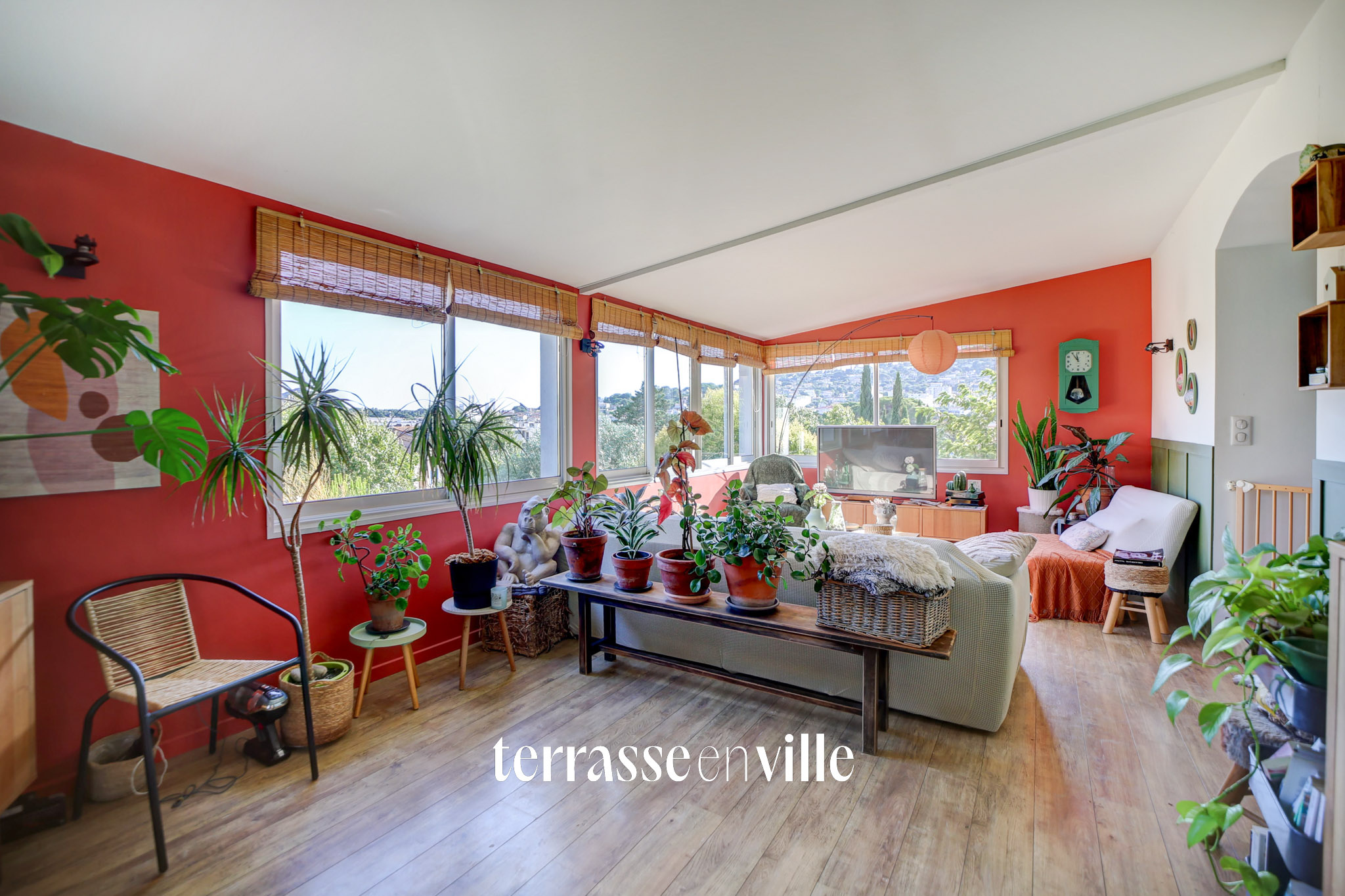 LA CIOTAT - CENTRE-VILLE - APPARTEMENT DE CARACTERE  - VUE 3 SECS ET CRÊTES- CALME - PARKING - 425 000 €