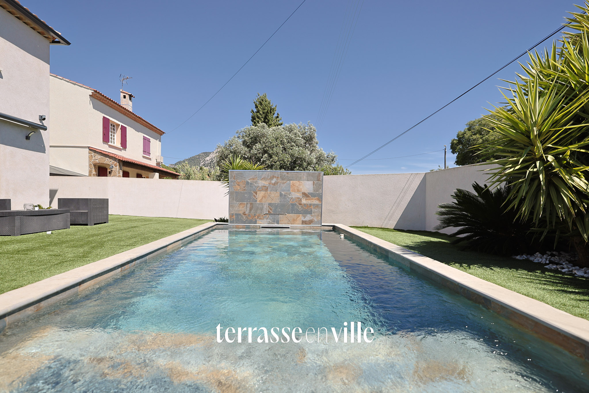 MAISON CONTEMPORAINE - TOULON - LES ROUTES - T 5 - PISCINE - JARDIN - PARKING