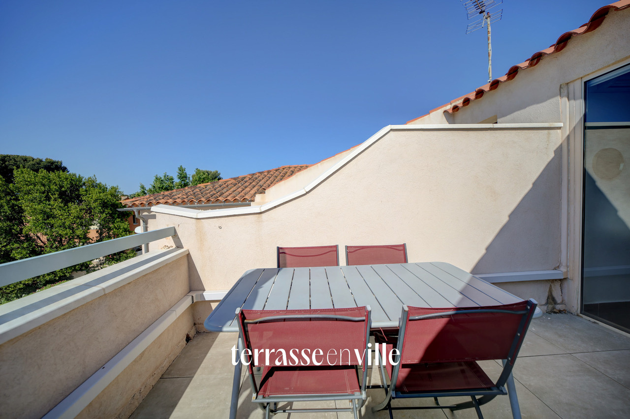 LA CIOTAT CLOS DES PLAGES T3 DUPLEX DE CARACTÈRE AVEC TERRASSE ET PARKING À 2 PAS DES PLAGES - 399 000