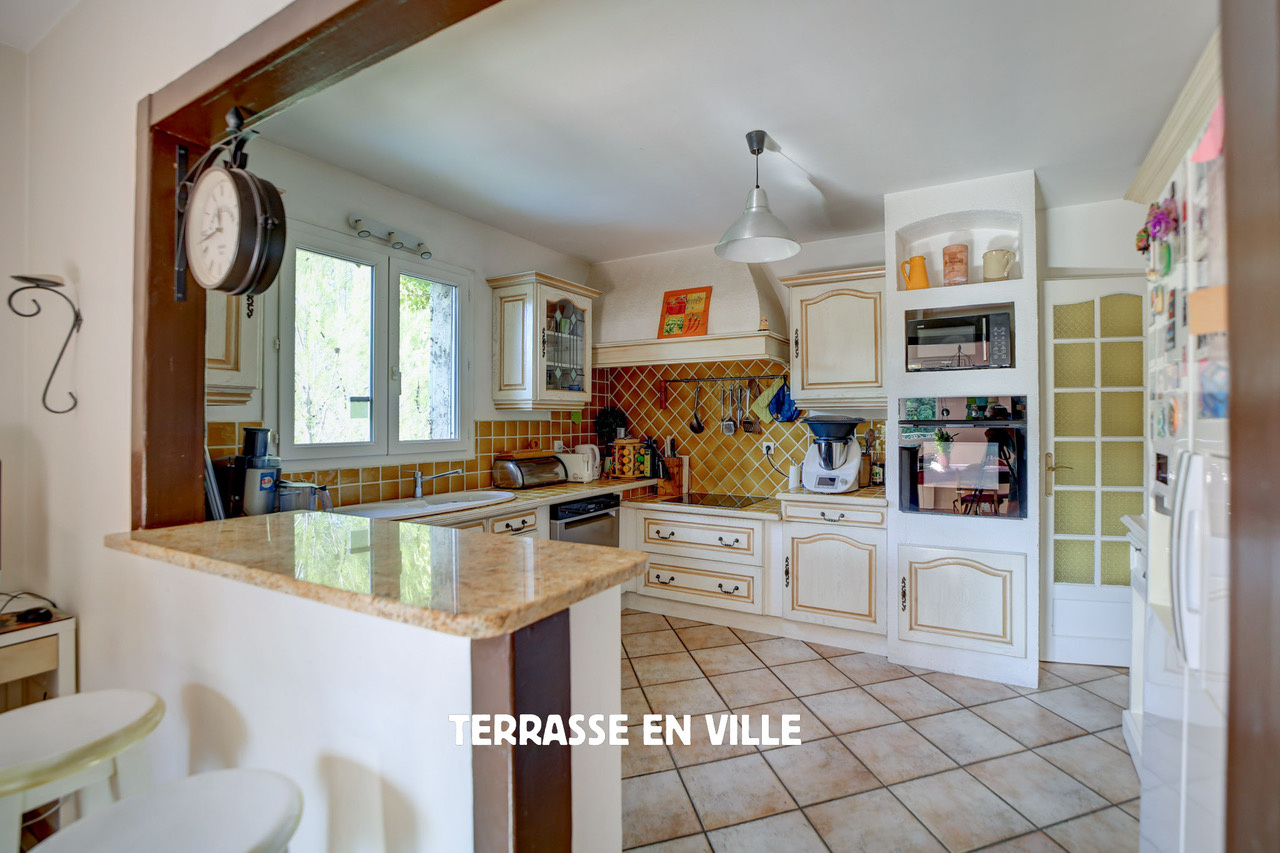 PEYPIN - VILLA T6 - 160 m2 - TERRAIN 2000 m2 - PISCINE- GARAGE - 599 000 €