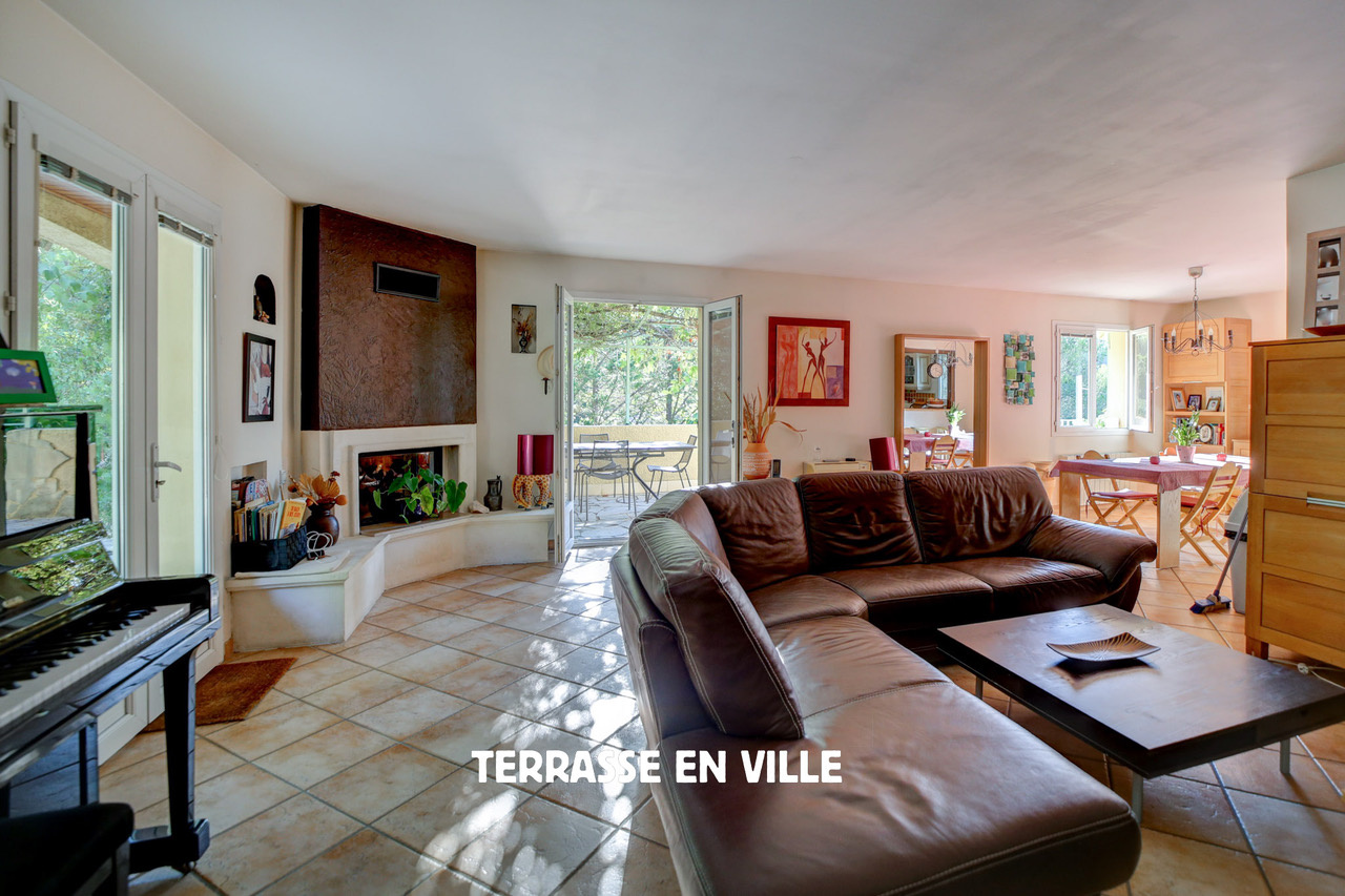 PEYPIN - VILLA T6 - 160 m2 - TERRAIN 2000 m2 - PISCINE- GARAGE - 599 000 €