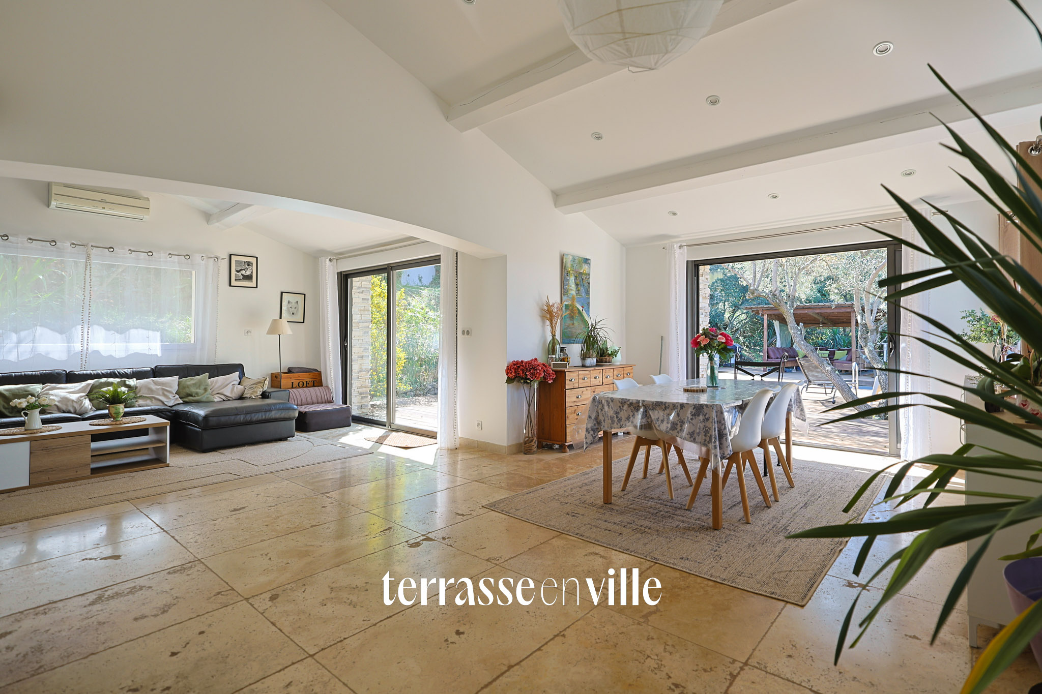 Toulon Ouest - Maison Familiale 230m2 - Parcelle 2000m2 - Piscine - Vue dégagée - 745 000€