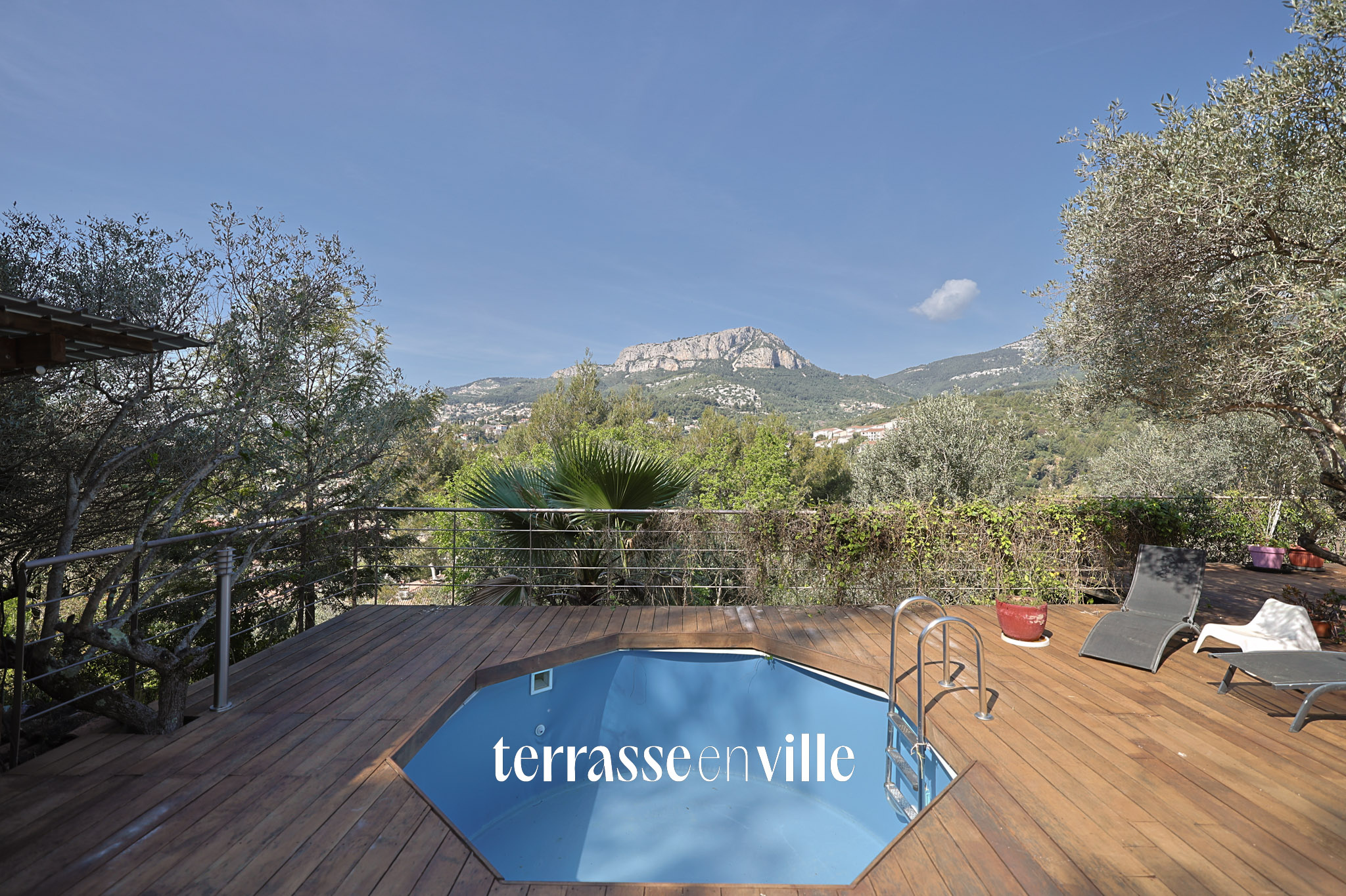 Toulon Ouest - Maison Familiale 230m2 - Parcelle 2000m2 - Piscine - Vue dégagée - 745 000€