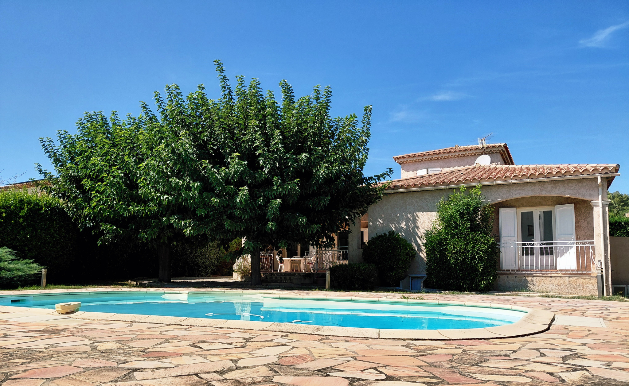 LA CIOTAT - QUARTIER RÉSIDENTIEL - MAISON FAMILIALE - T5 130M2 - PISCINE PLEIN SUD - GARAGE - TERRAIN ARBORÉ
