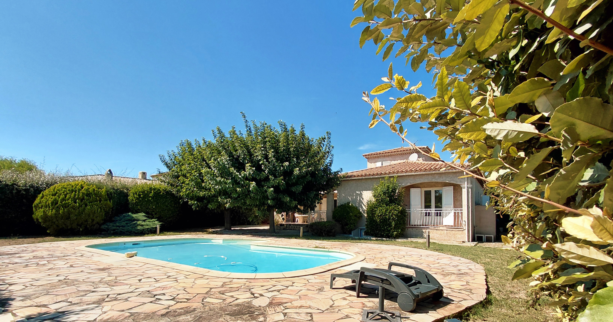 LA CIOTAT - QUARTIER RÉSIDENTIEL - MAISON FAMILIALE - T5 130M2 - PISCINE PLEIN SUD -  GARAGE - TERRAIN ARBORÉ