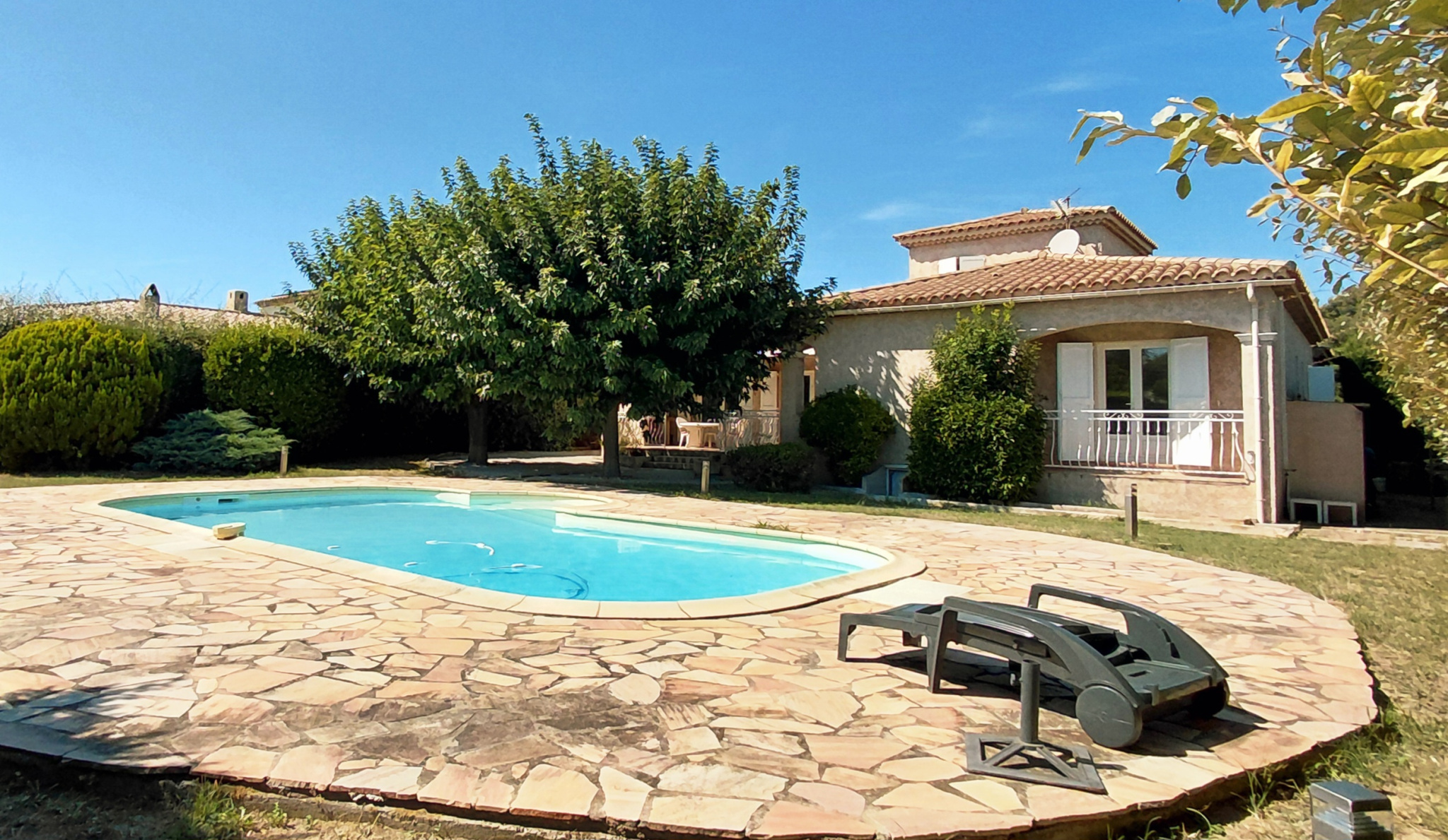 LA CIOTAT - QUARTIER RÉSIDENTIEL - MAISON FAMILIALE - T5 130M2 - PISCINE PLEIN SUD - GARAGE - TERRAIN ARBORÉ